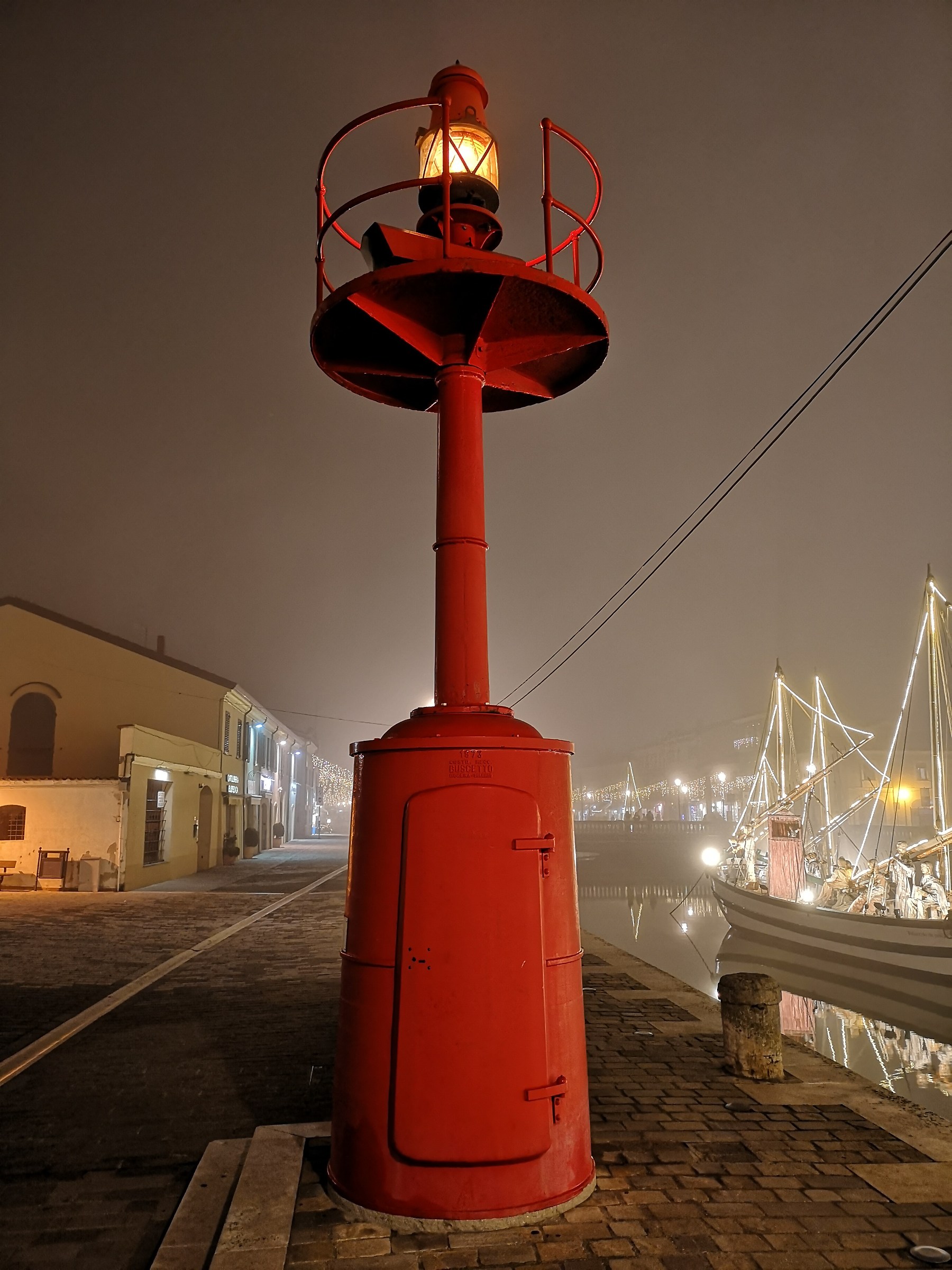 Faro nella nebbia