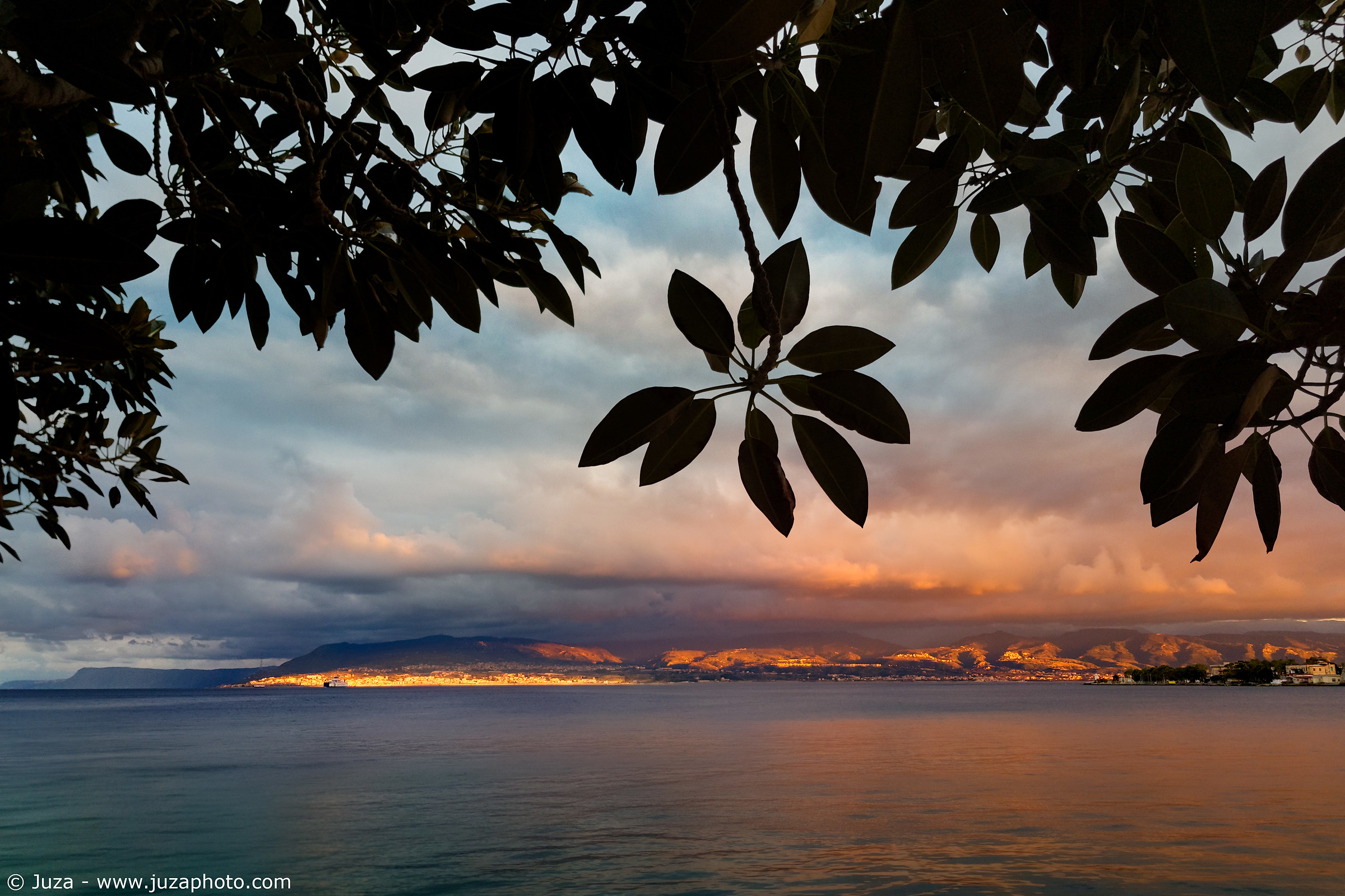 Tramonto sullo stretto di Messina