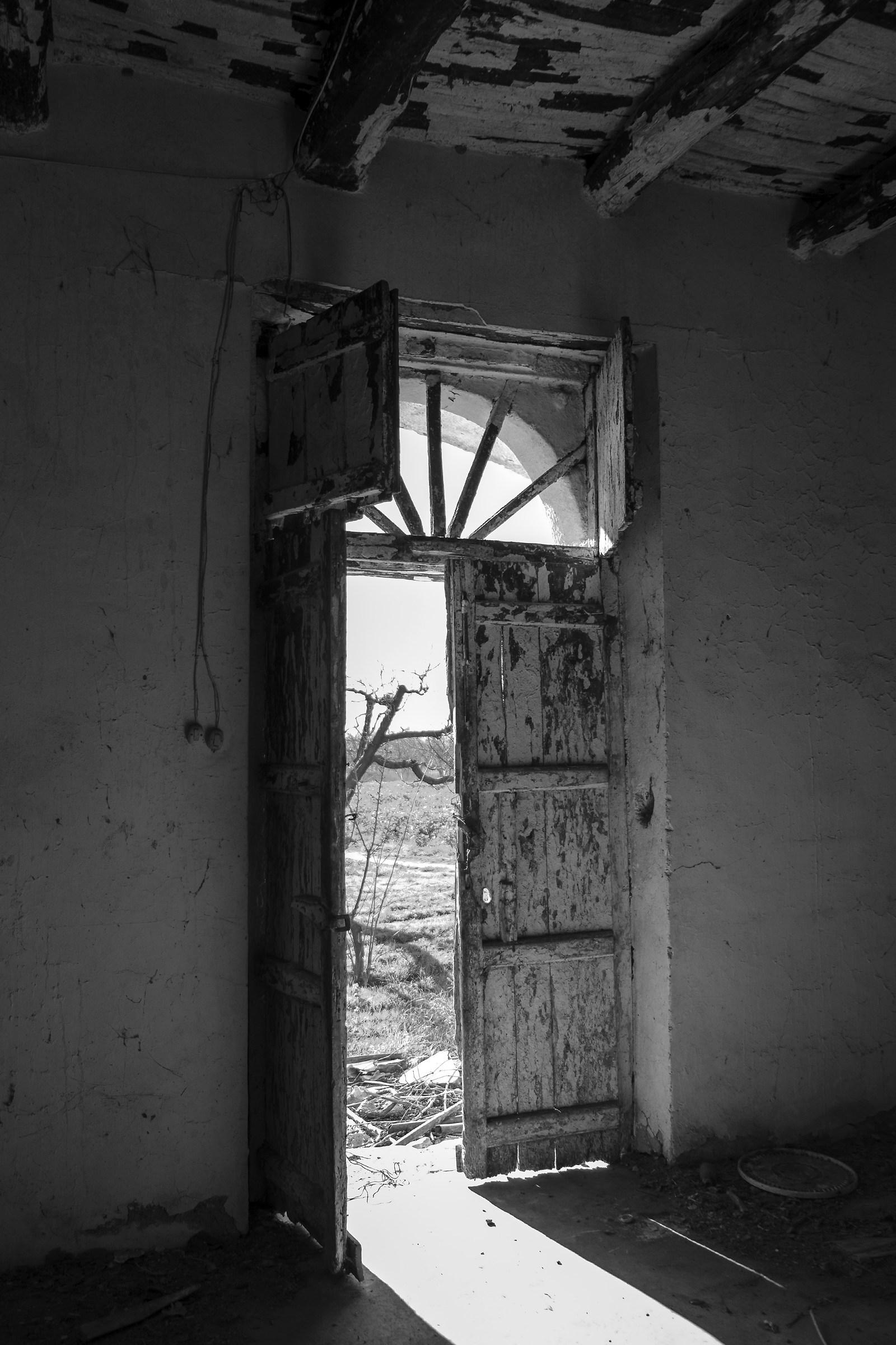 Luci ed ombre nel casale di campagna