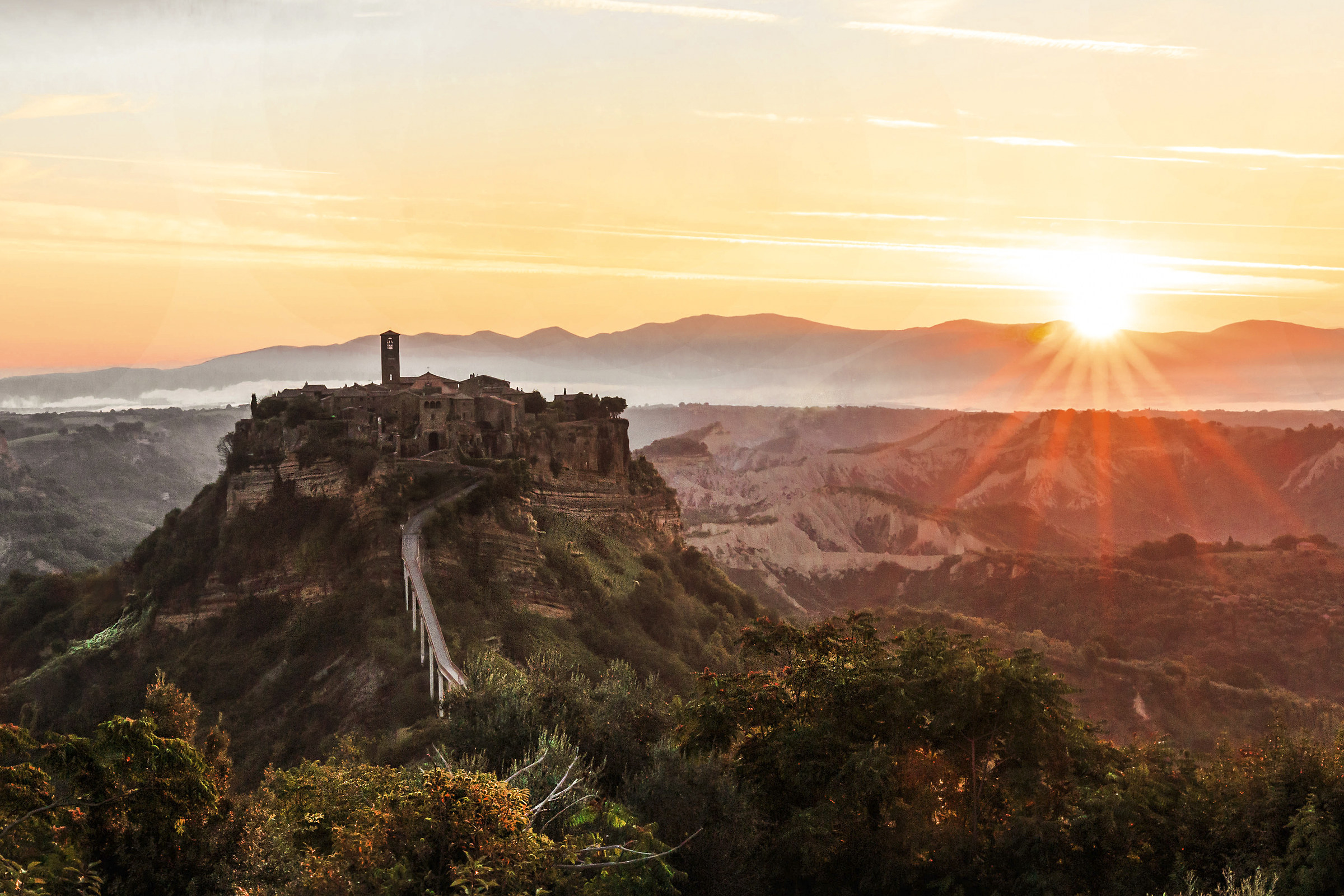 I Primi Raggi di Sole su Civita di Bagnoreggio