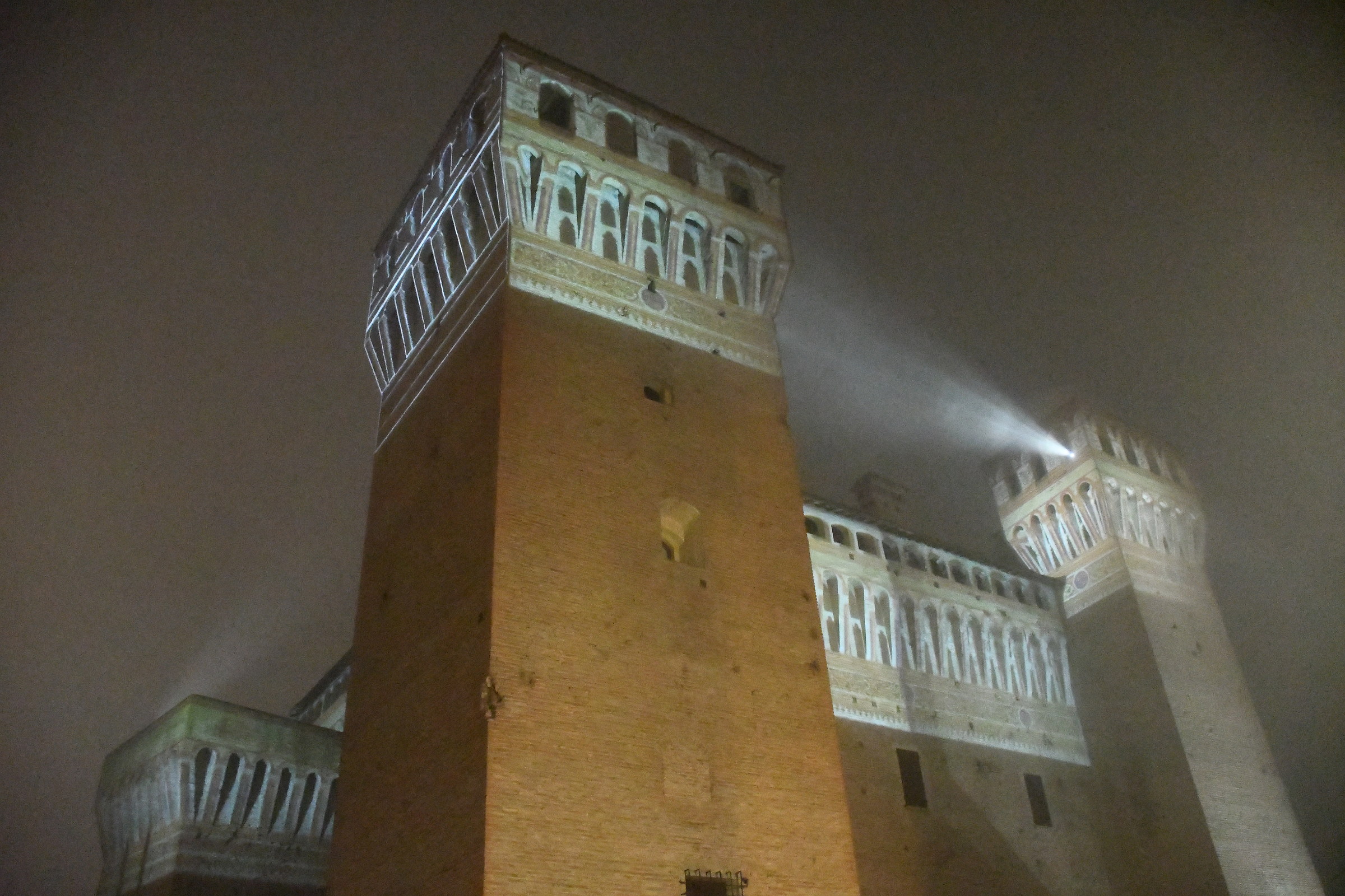 La Torre della Rocca nella Nebbia Serale