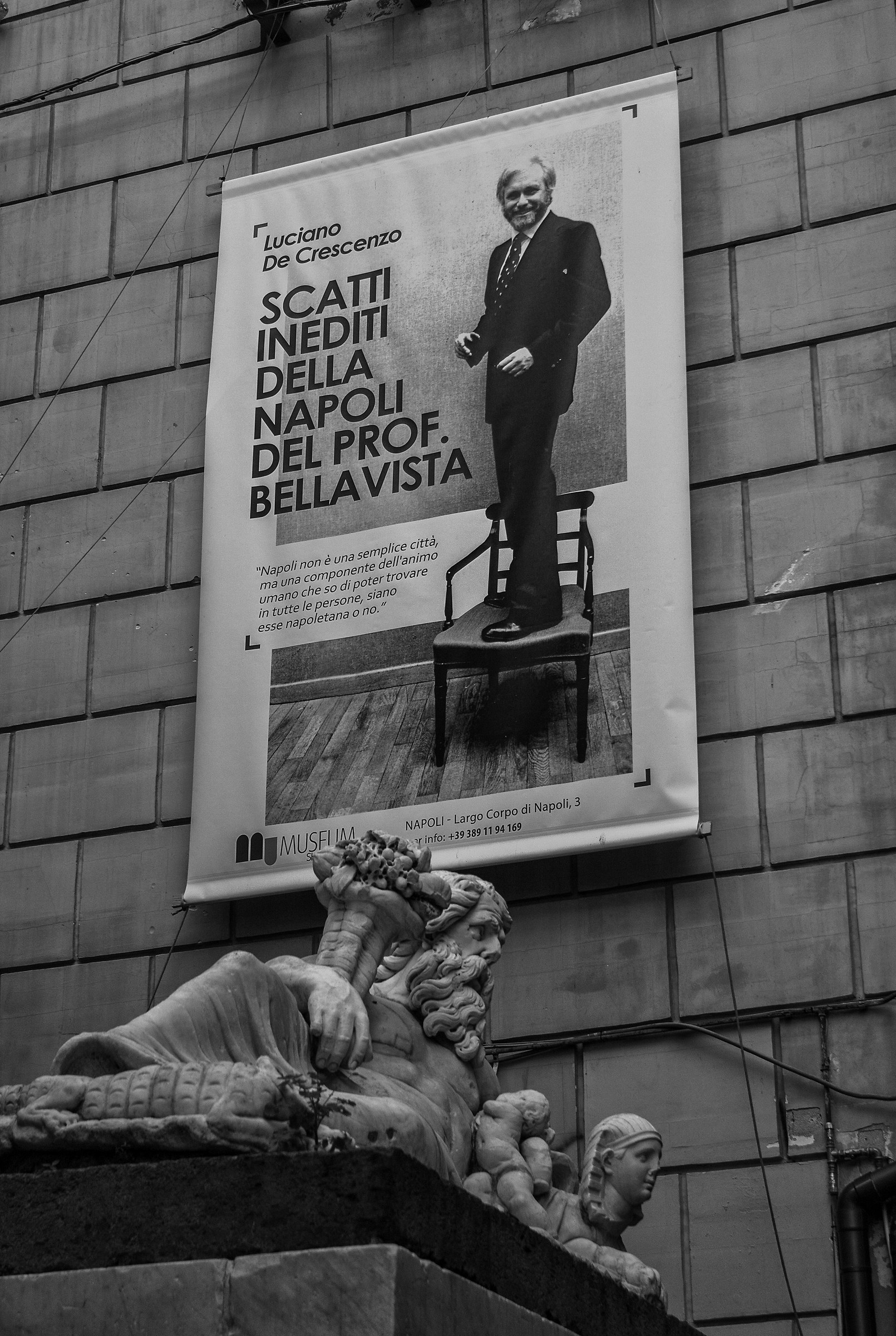 Napoli, piazza Nilo con il professore Bellavista
