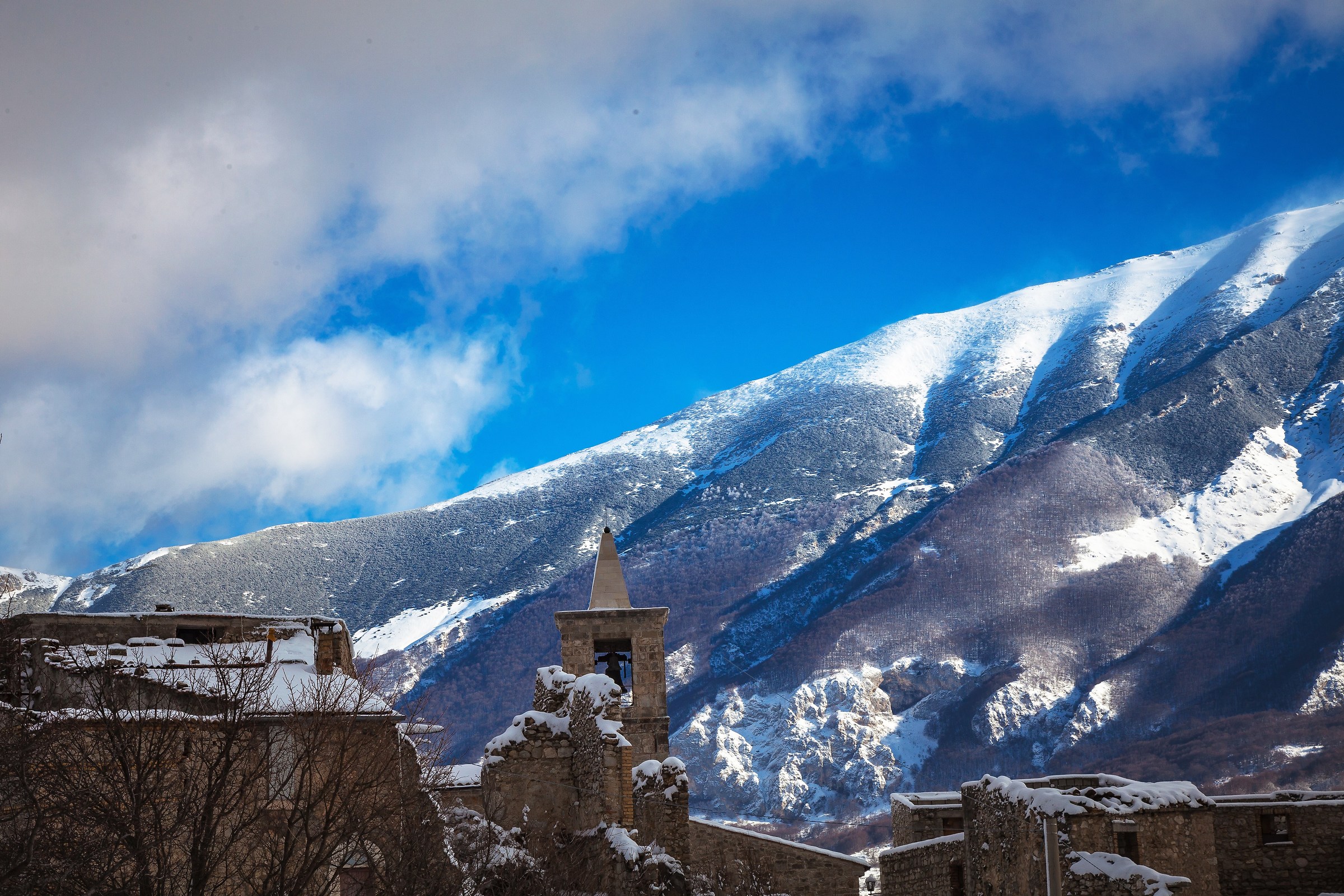 la prima neve sul borgo
