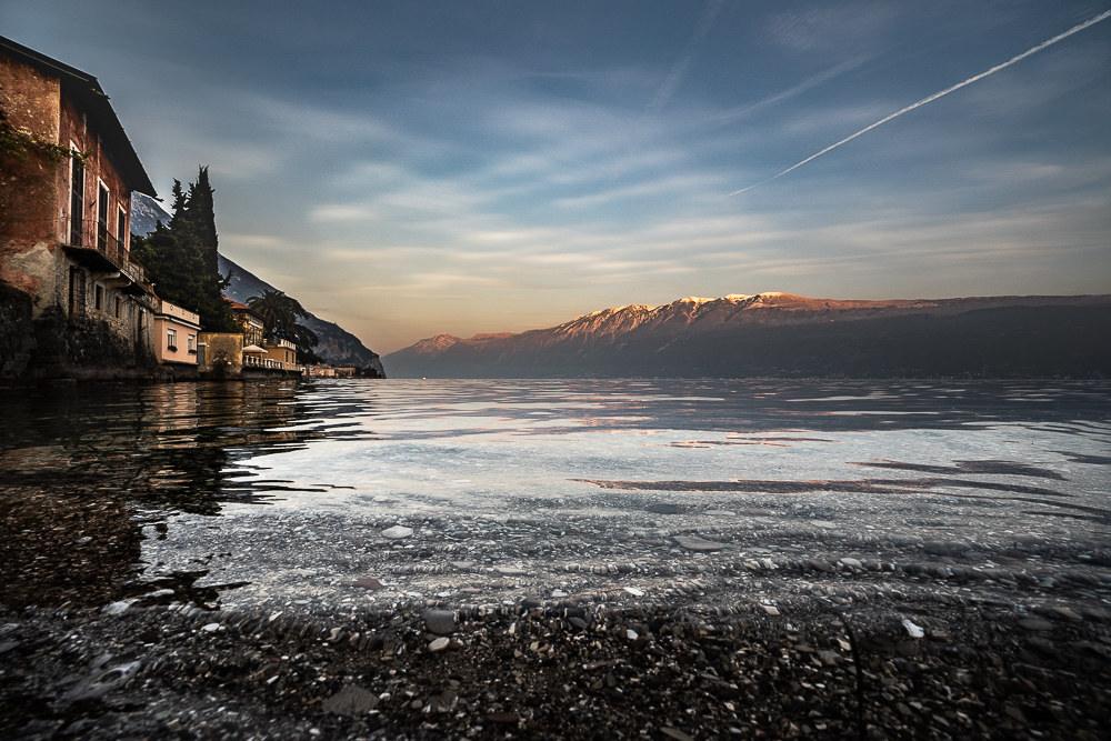 Villa di Gargnano e il monte Baldo