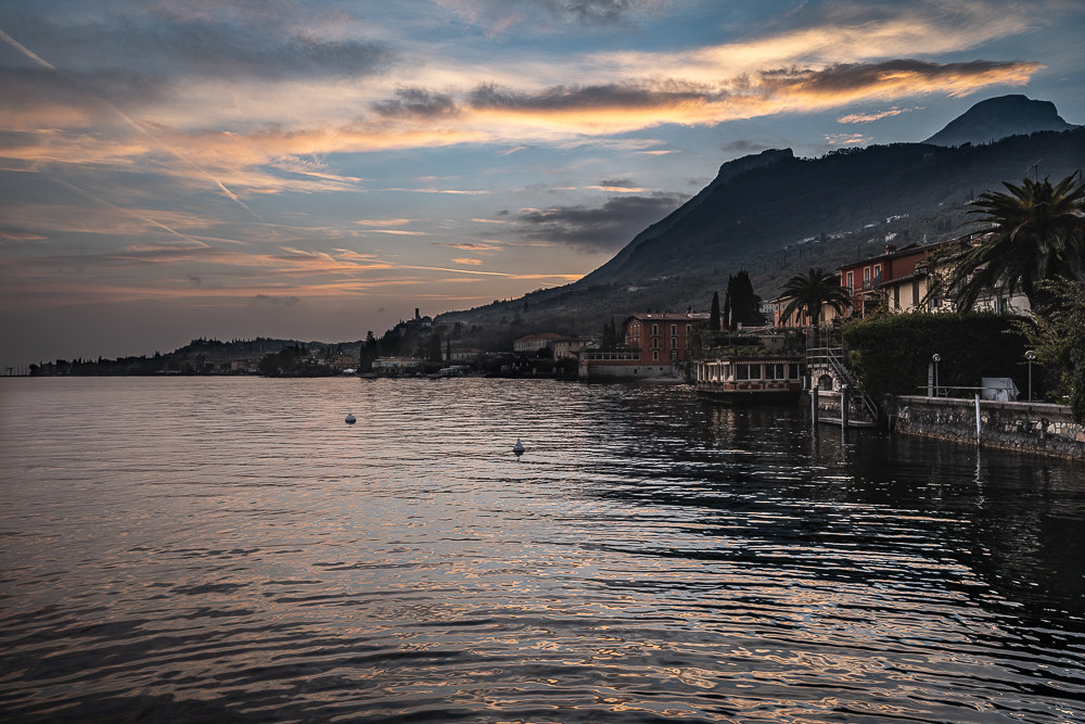 Il lago di Garda al tramonto da Villa di Gargnano