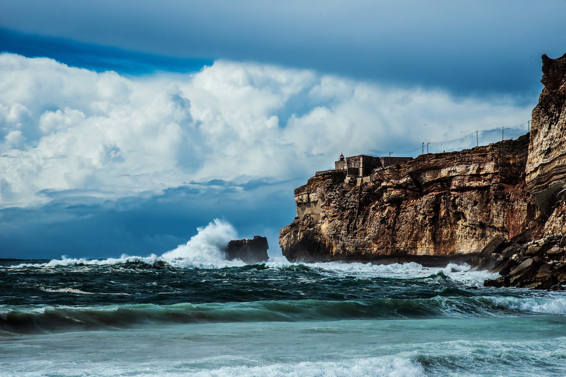 nazarè dove si infrangono le onde