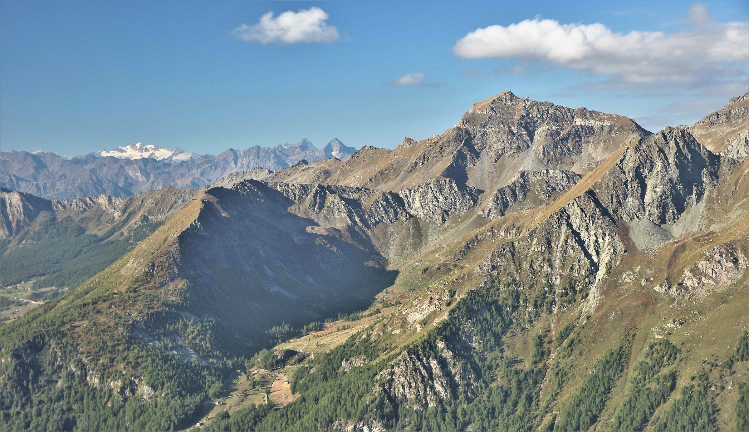 al centro il vallone di Nana con il sentiero-strada ste