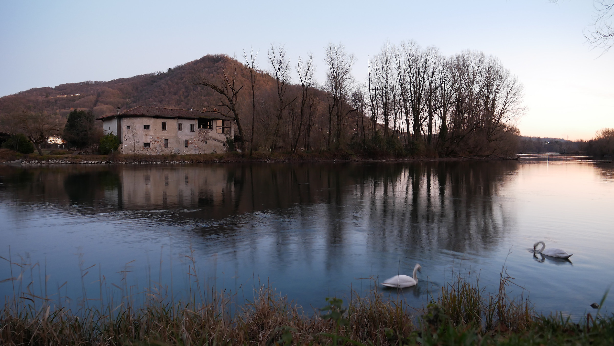 Casolare, crepuscolo invernale