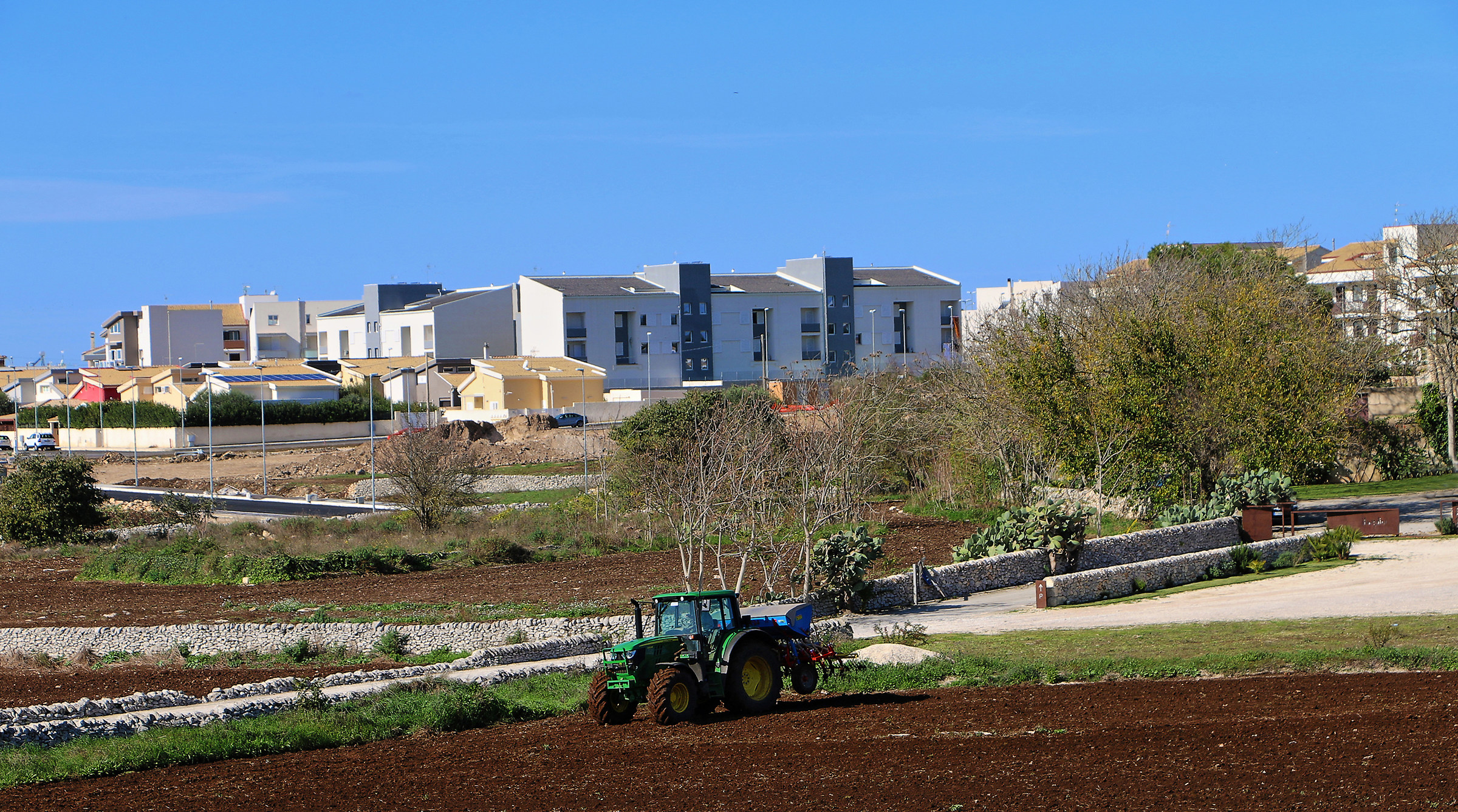 Là dove c'era l'erba ora c'è…...