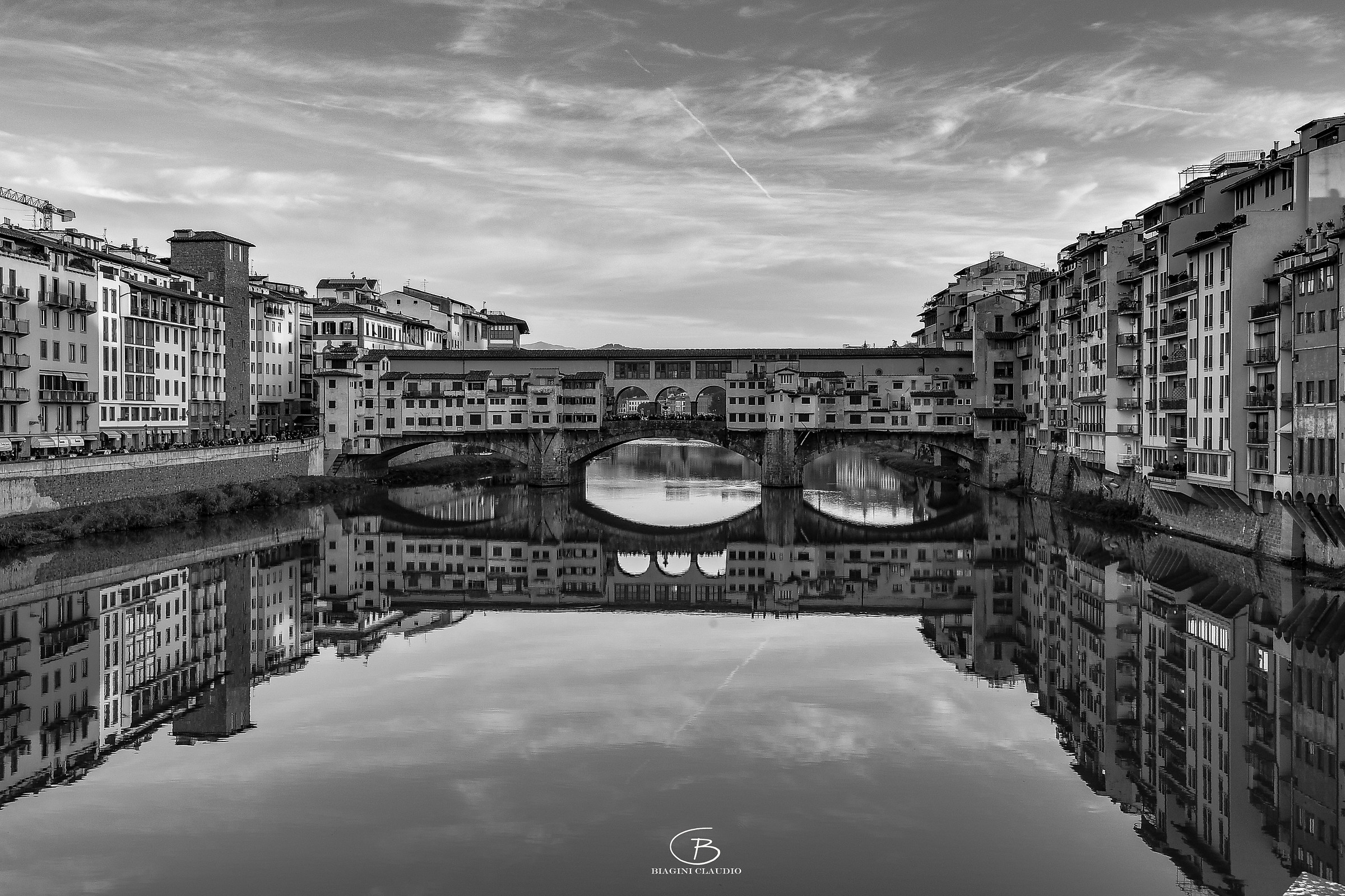 Ponte Veccio di mirrored in the Arno River