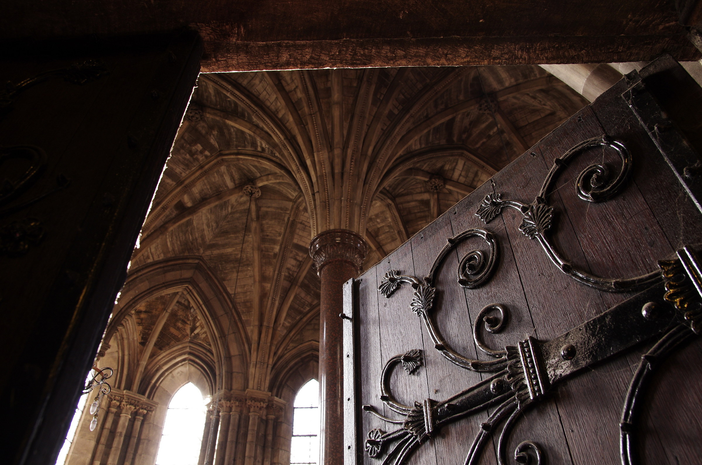 una porta, un soffitto