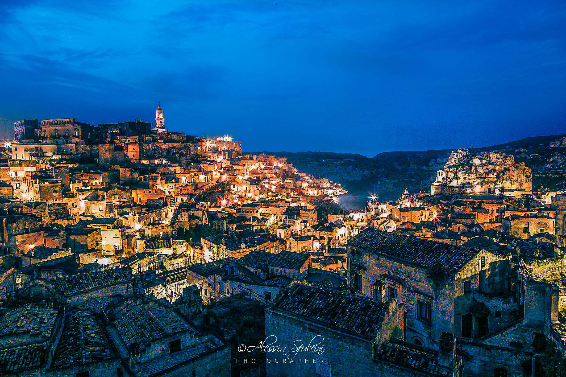 La bellezza del Sasso Caveoso all'ora blu