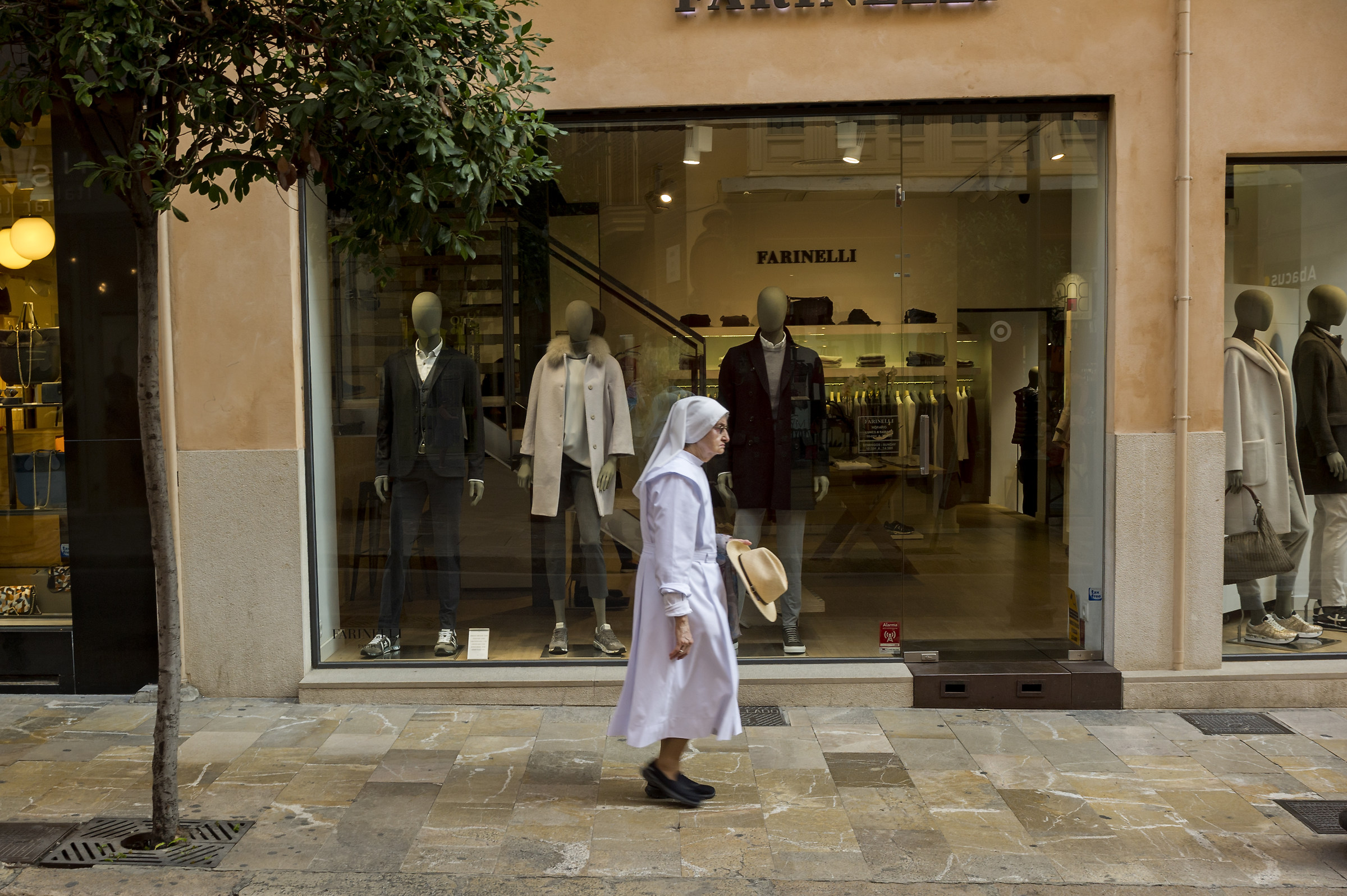 La suora ed il panama per le vie di Palma di Maiorca