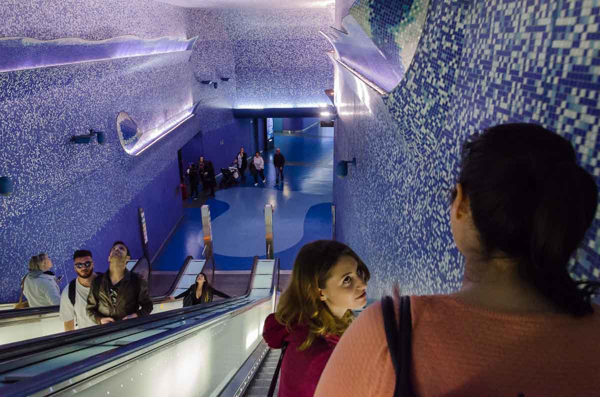 Amiche immerse nel blu