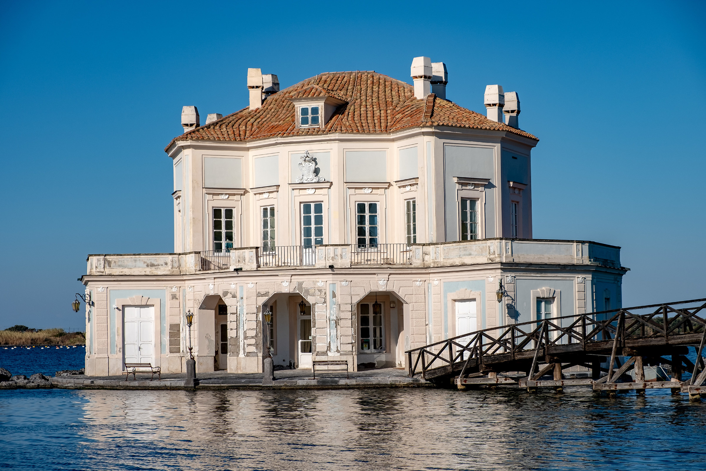 Casina vanvitelliana al lago del Fusaro (Napoli)