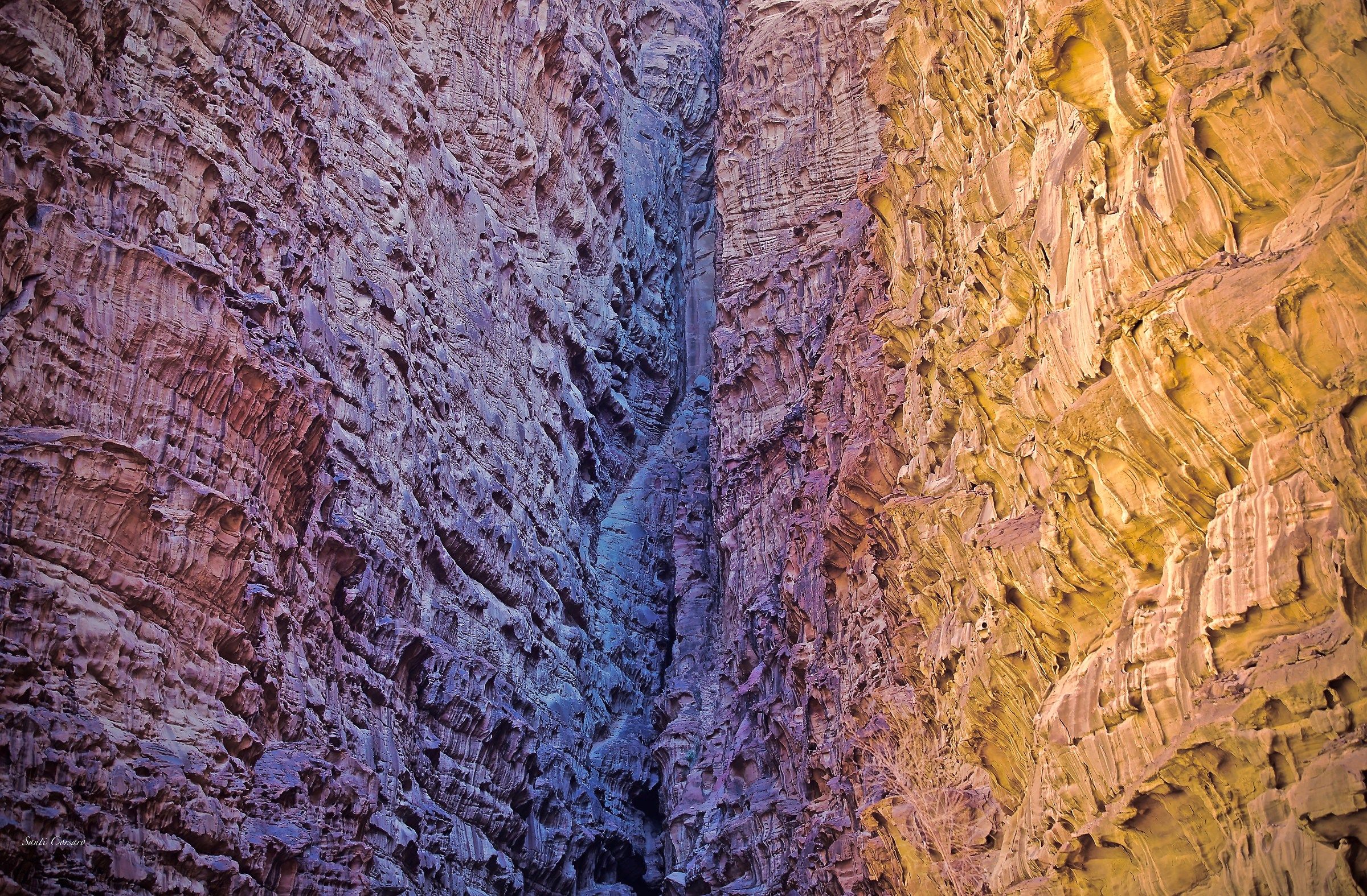 I colori dell'iride sulle rocce del Wadi Rum