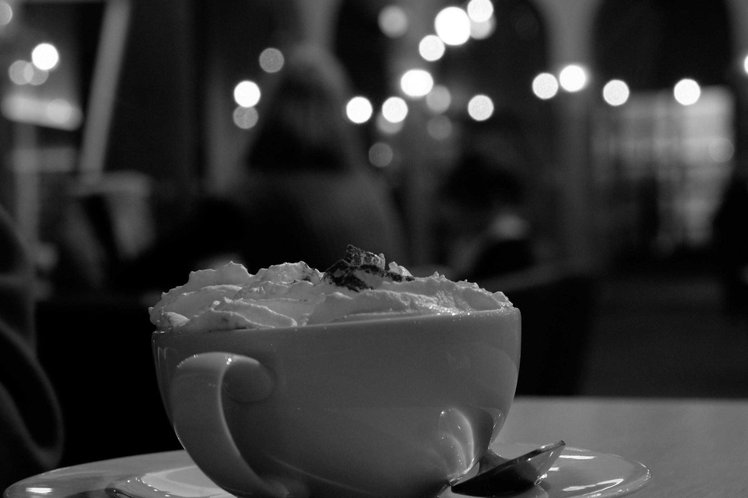 una calda tazza di cioccolata nella mia città