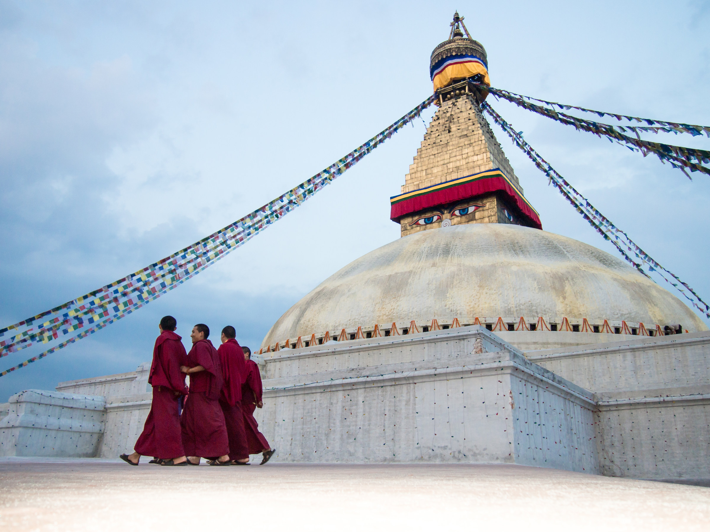 Monaci intorno allo stupa