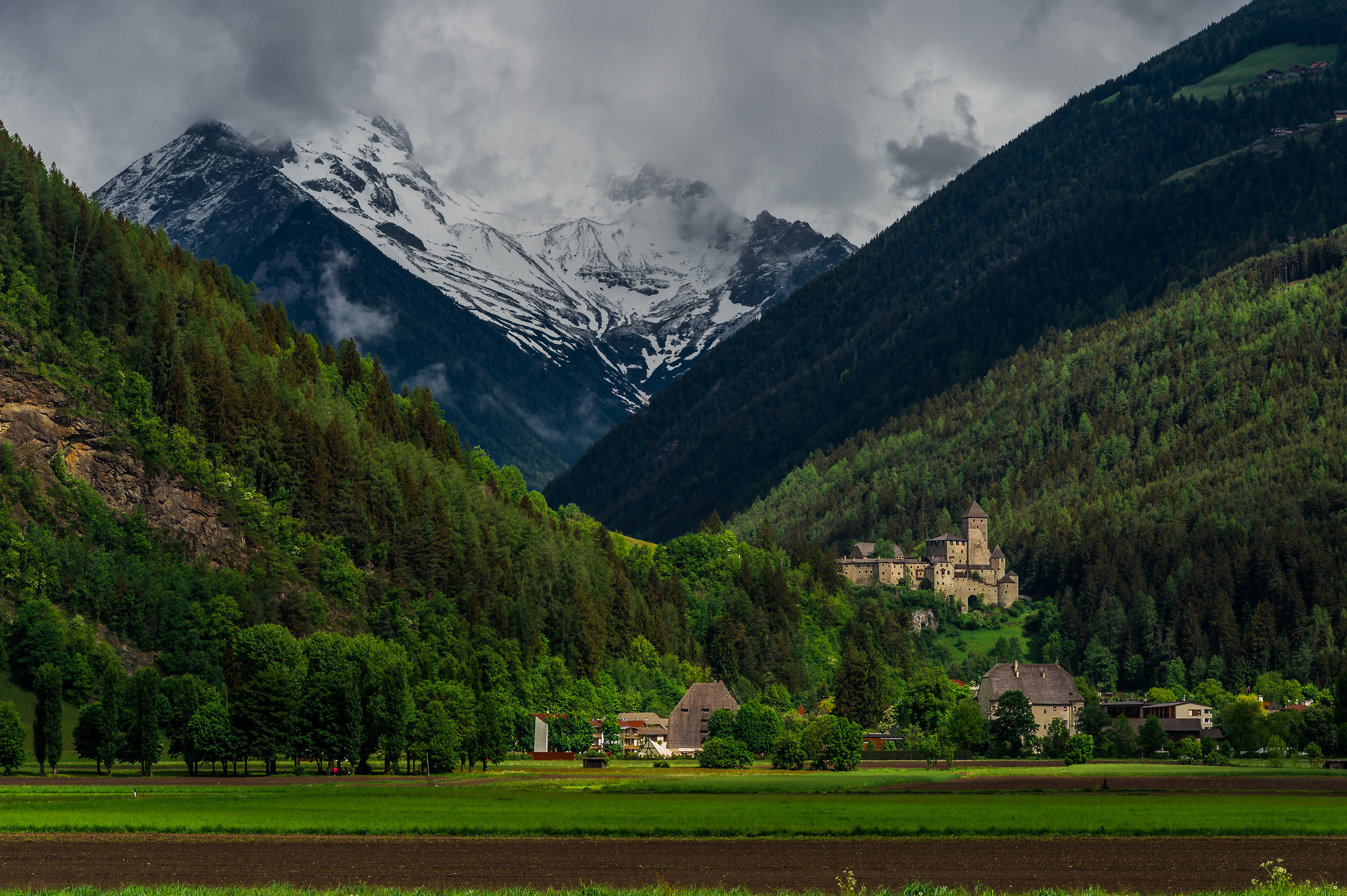 Val di Tures, con il castello a guardia