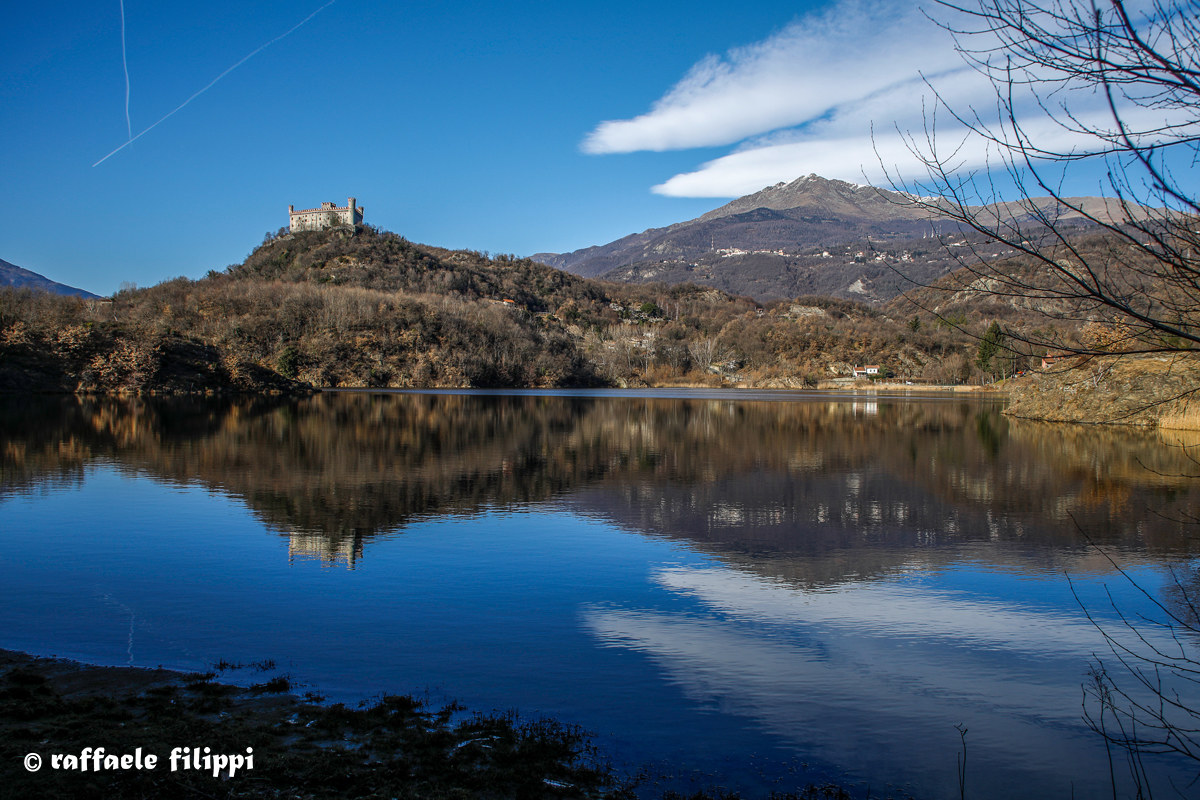 Lake Pistono and Castello di Montalto Dora.