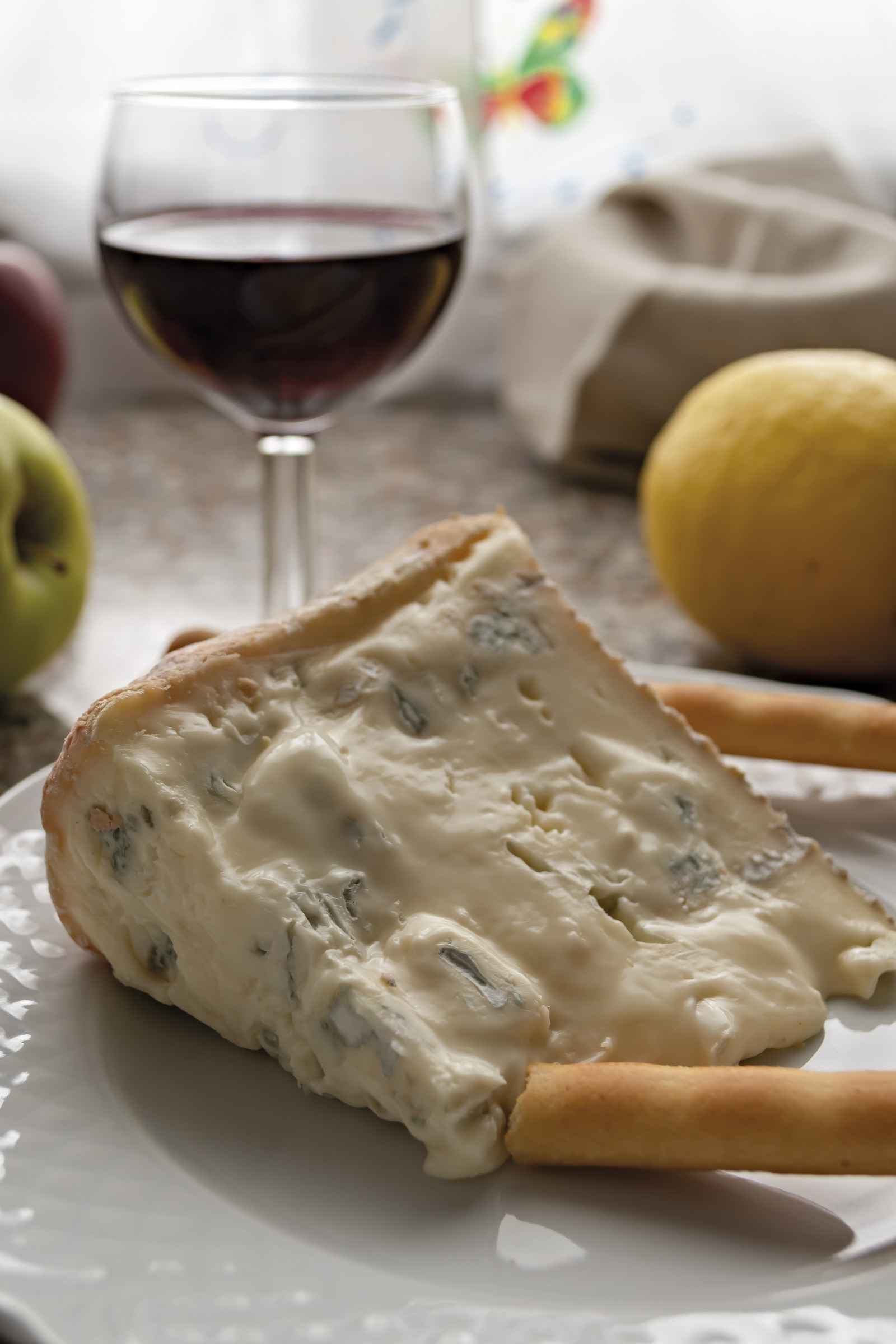 tipico formaggio italiano gorgonzola dolce e vino rosso