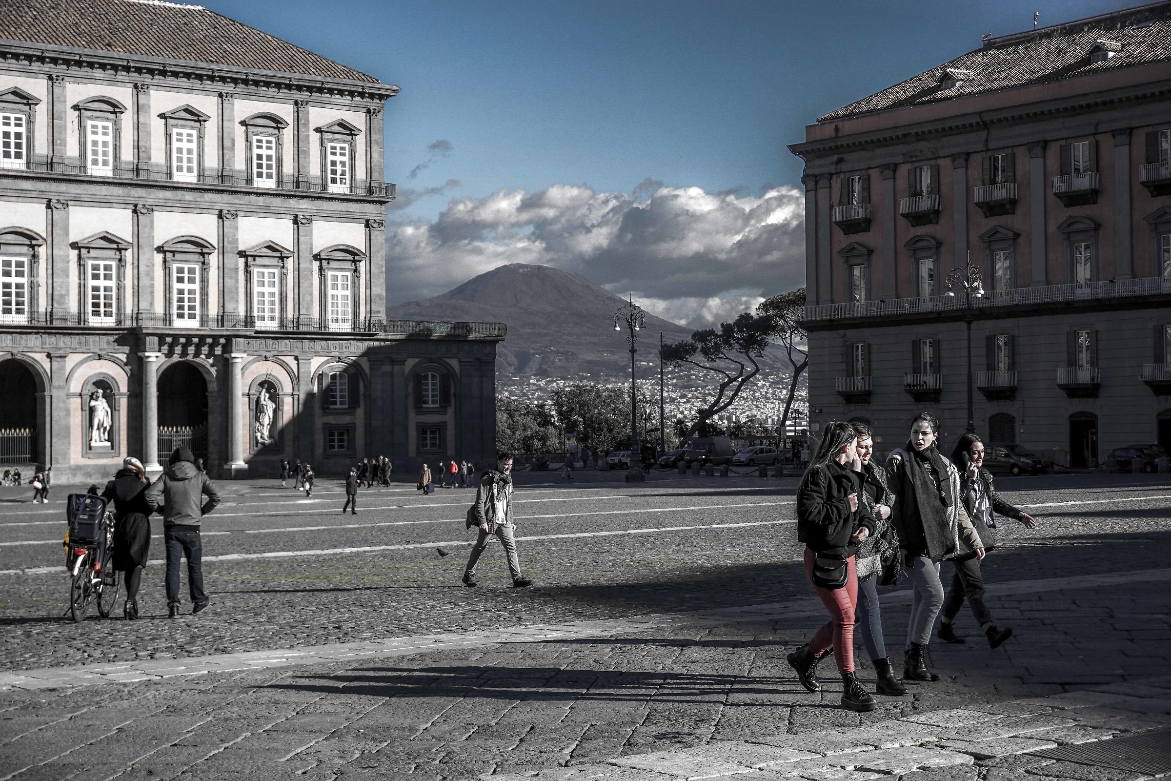 napoli  la piazza con il vesuvio