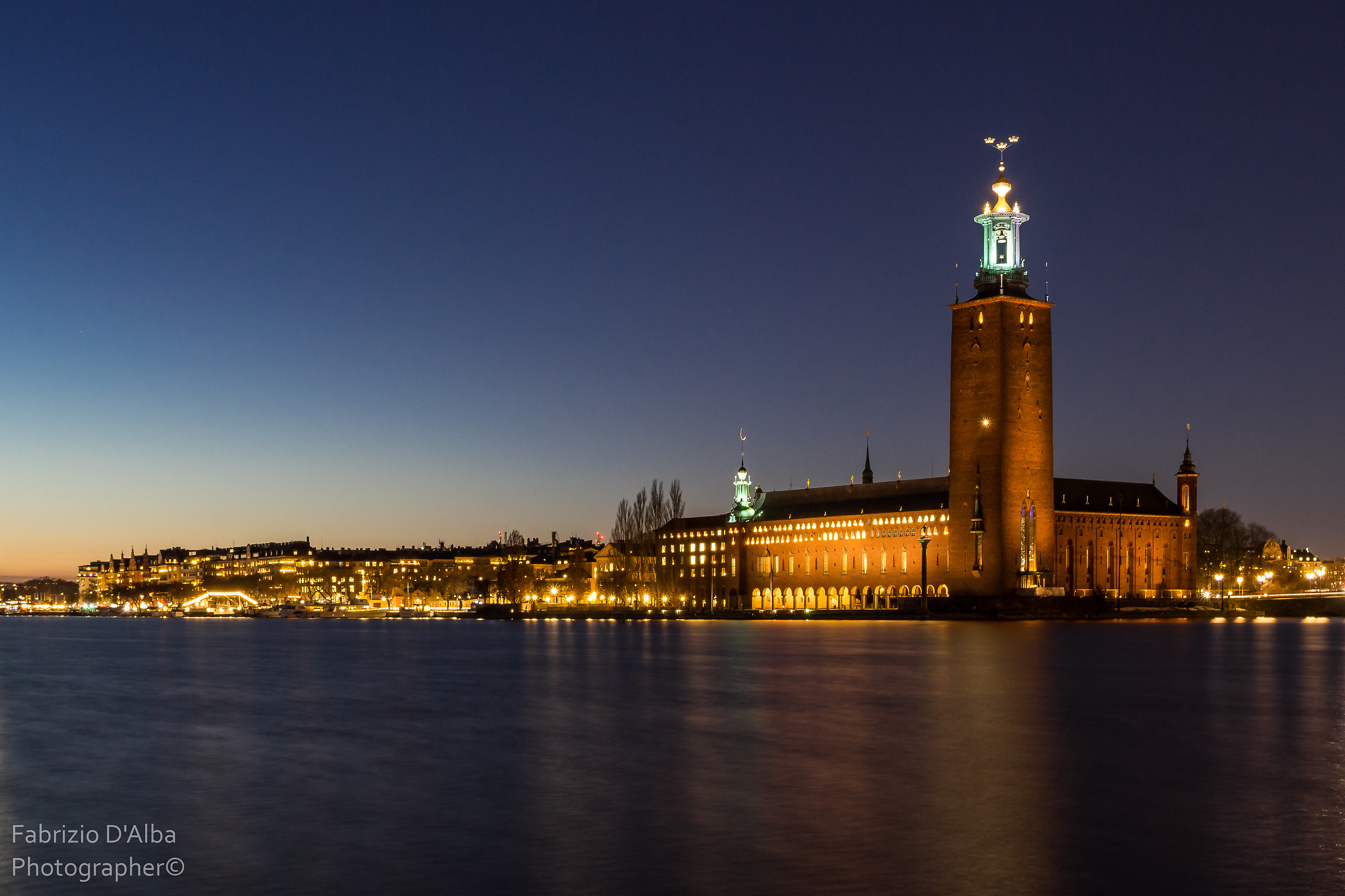 Tramonto con vista sul romantico Municipio di Stoccolma