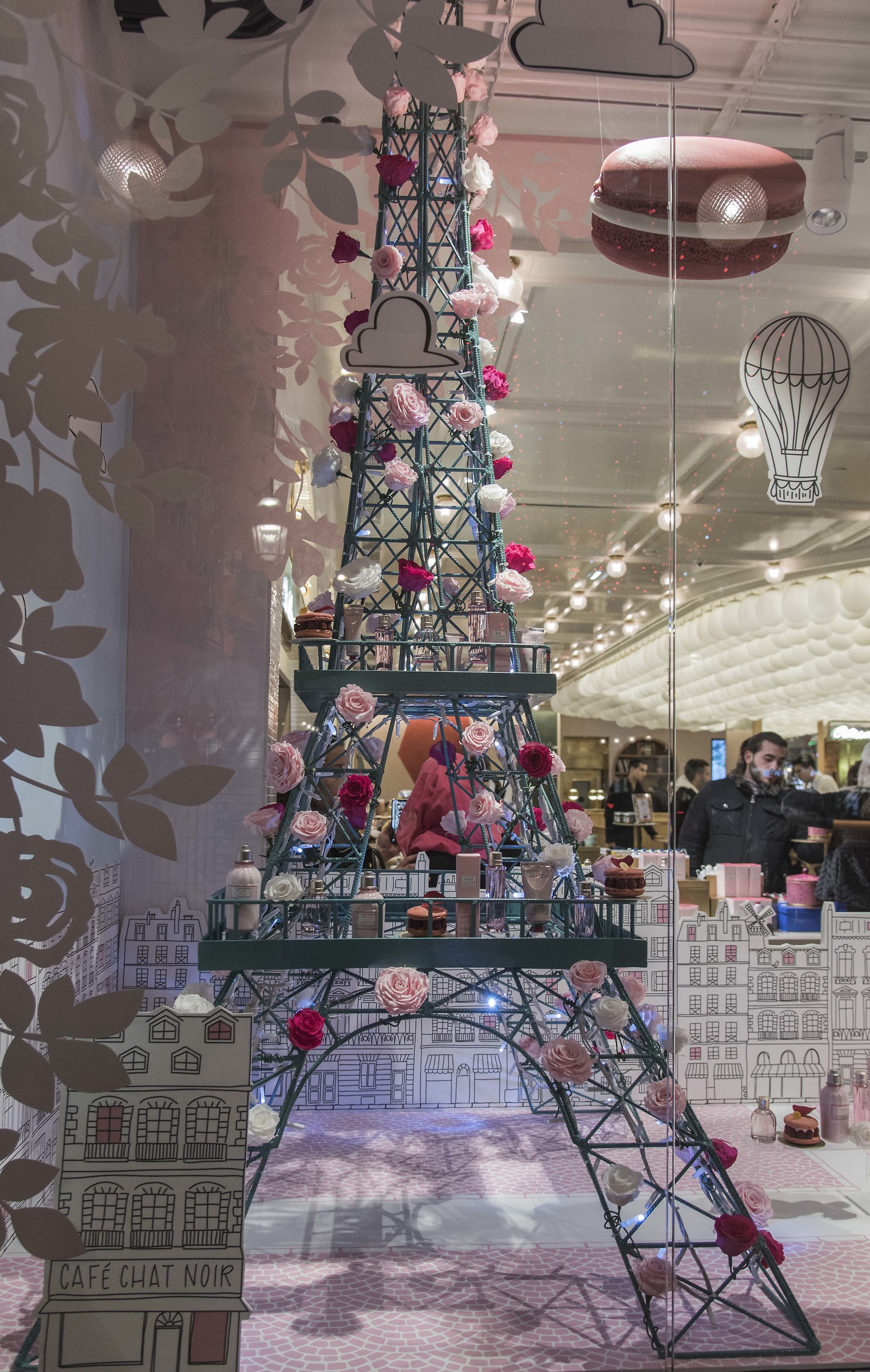 vetrina con i simboli di Parigi