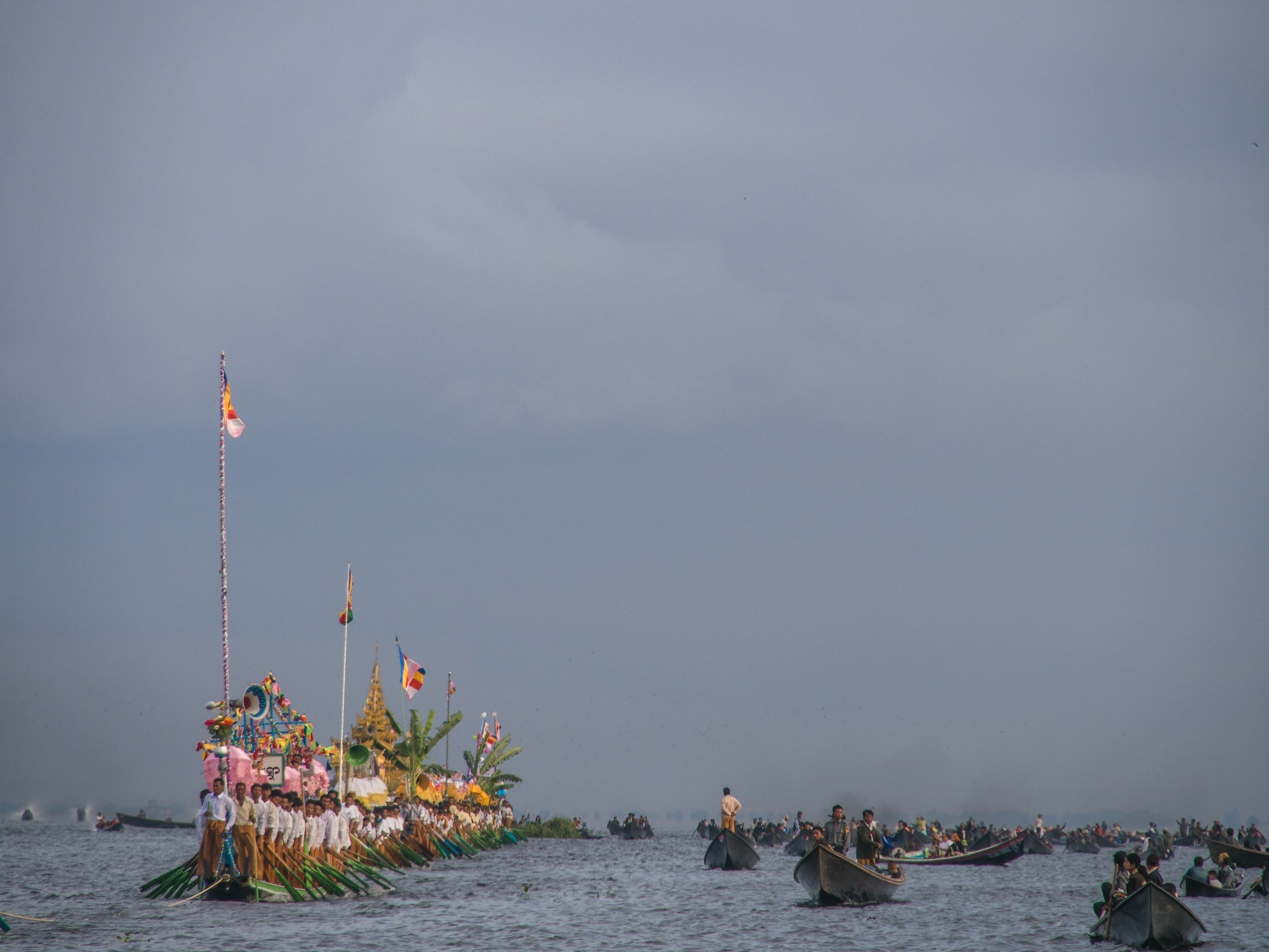 Processione sul lago