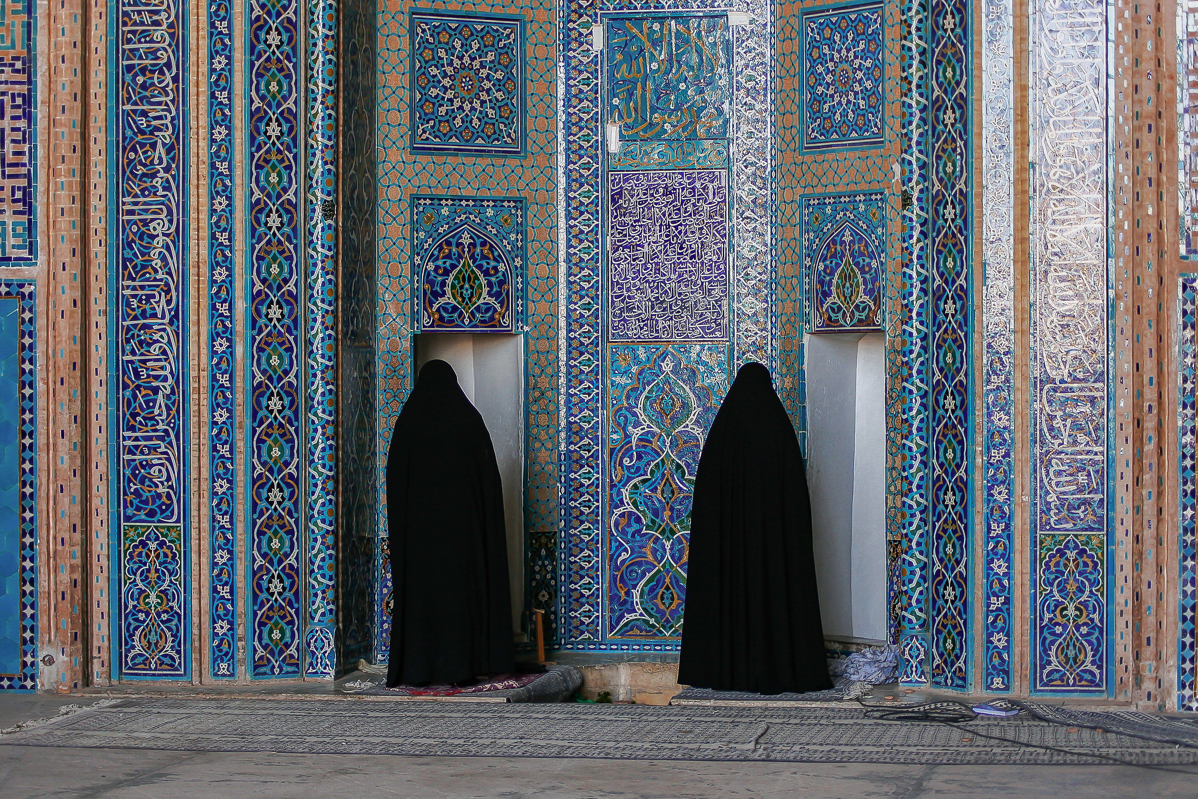 Iran:Donne In Mausoleo.