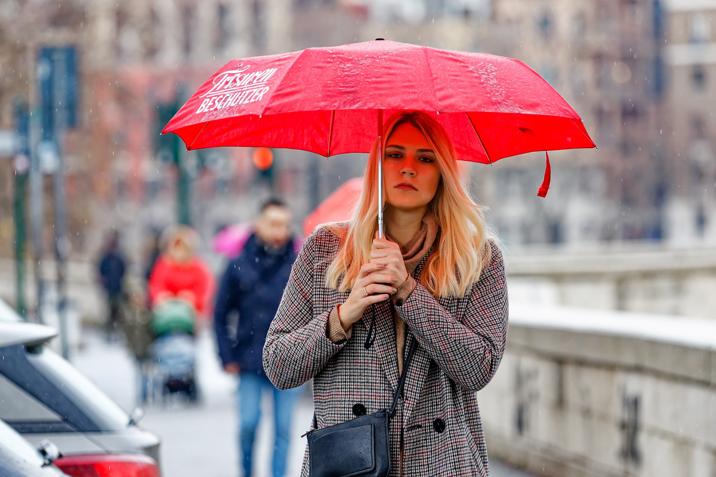 La ragazza con l'ombrellino rosso