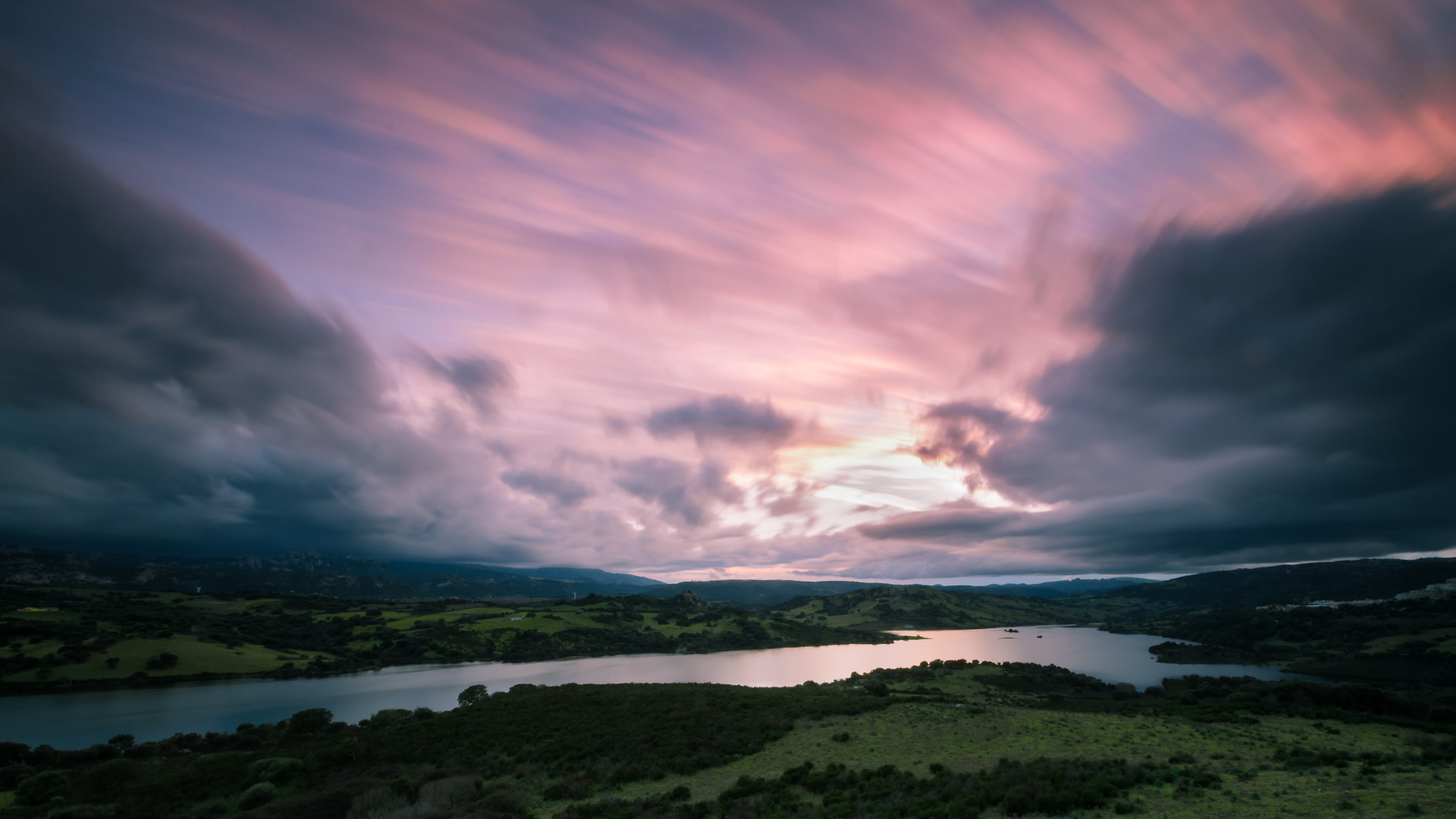 Lago liscia al tramonto