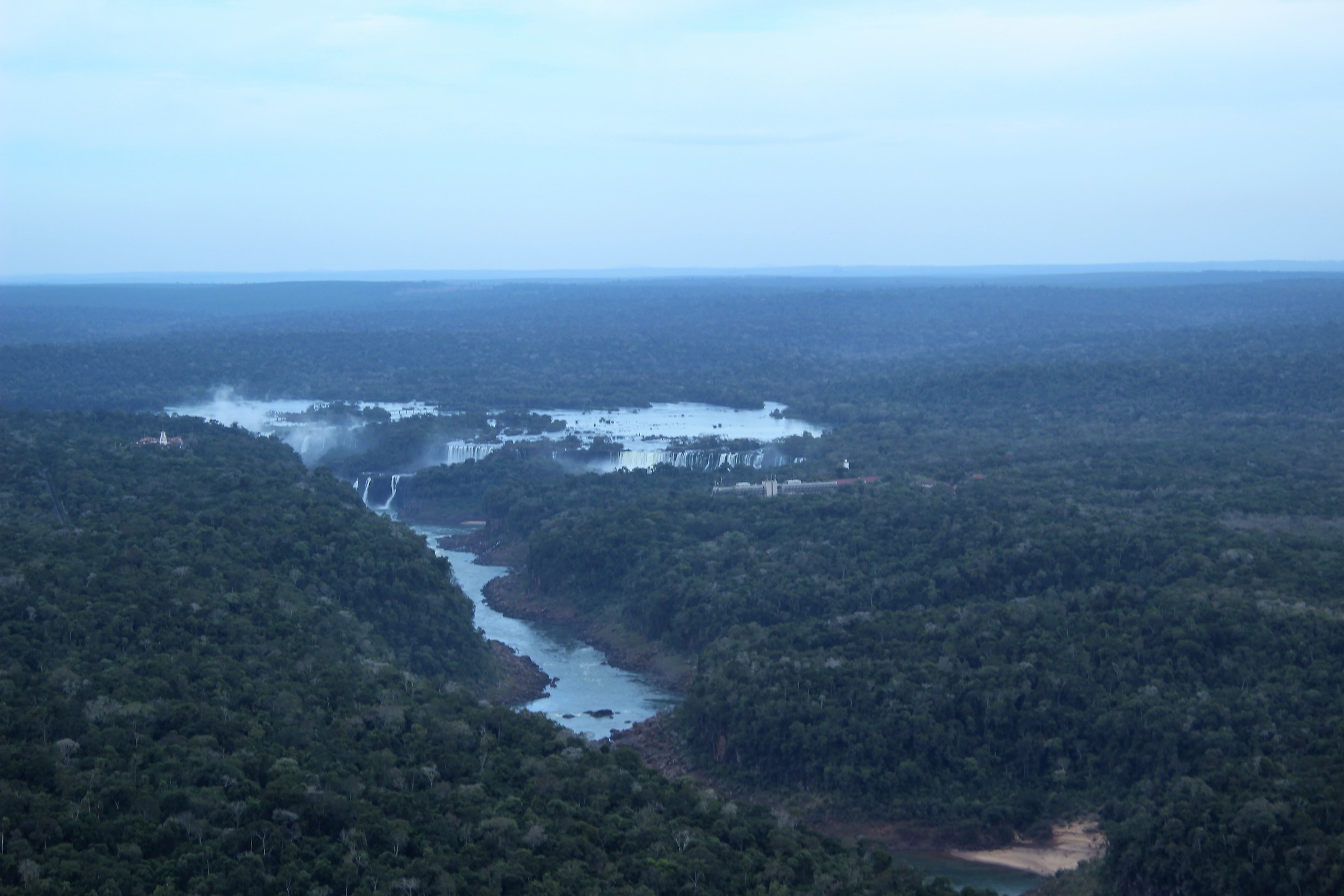 Sorvolo cascata con elicottero