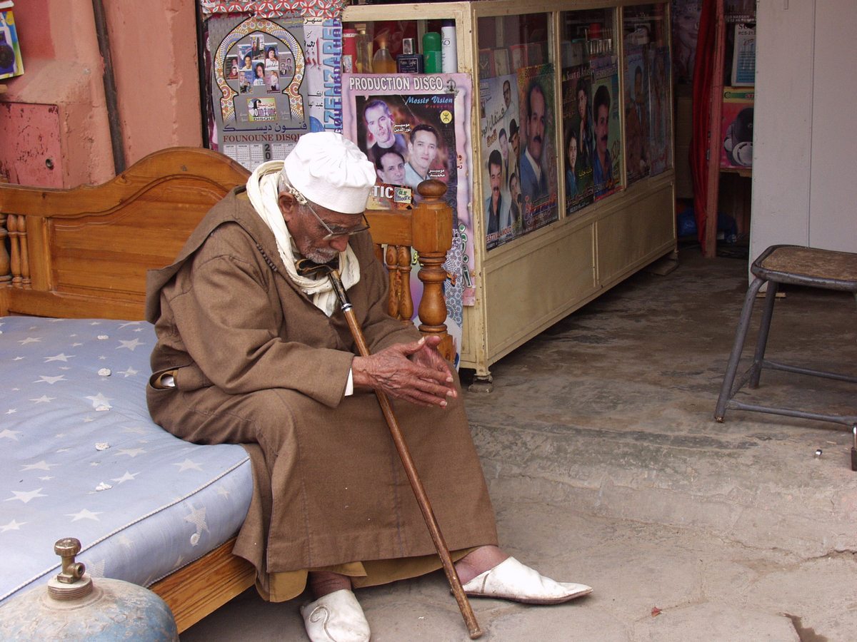 Vecchio assorto al mercato