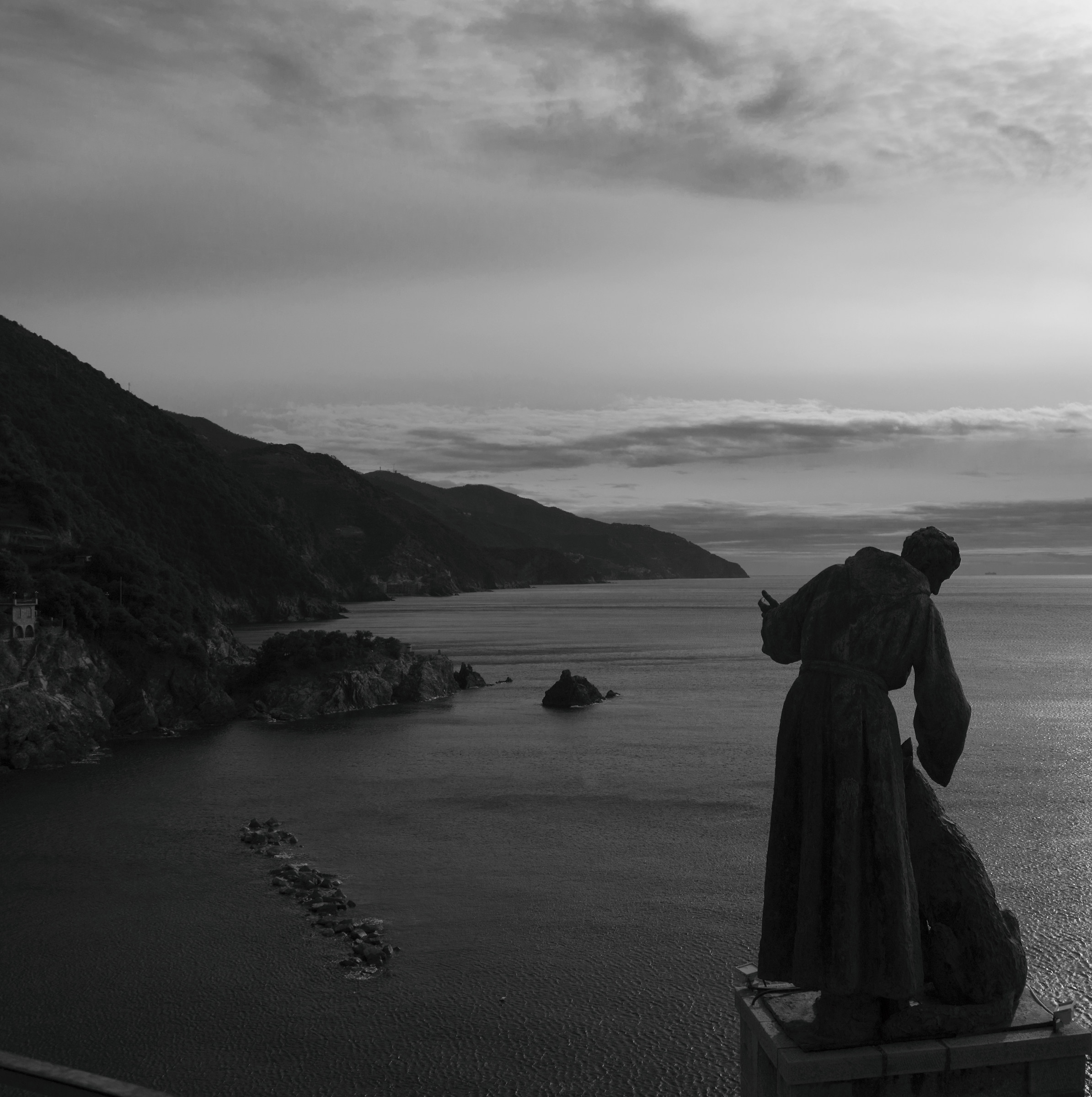 La statua vige la costa