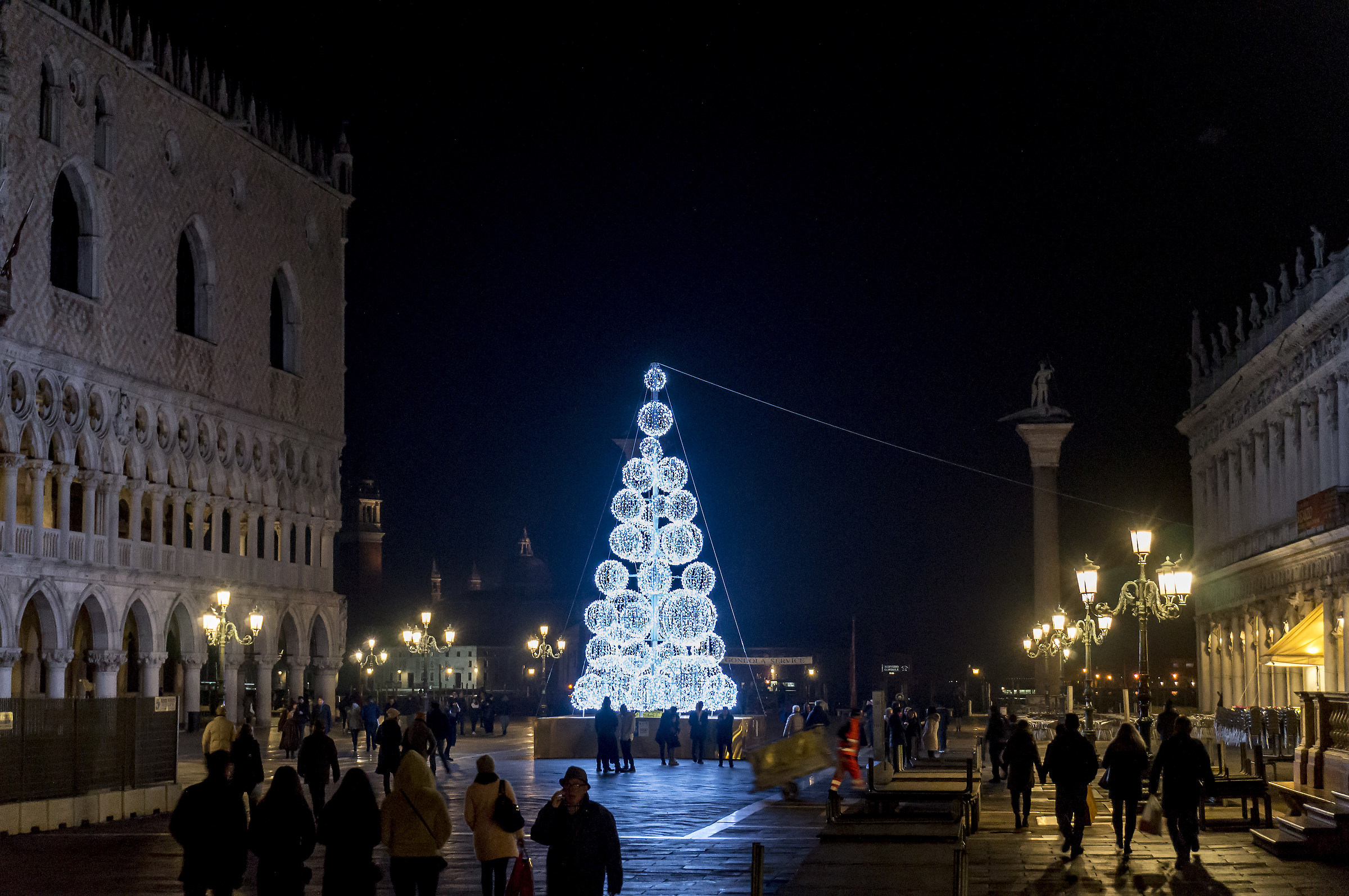 Christmas tree in Piazzetta-3
