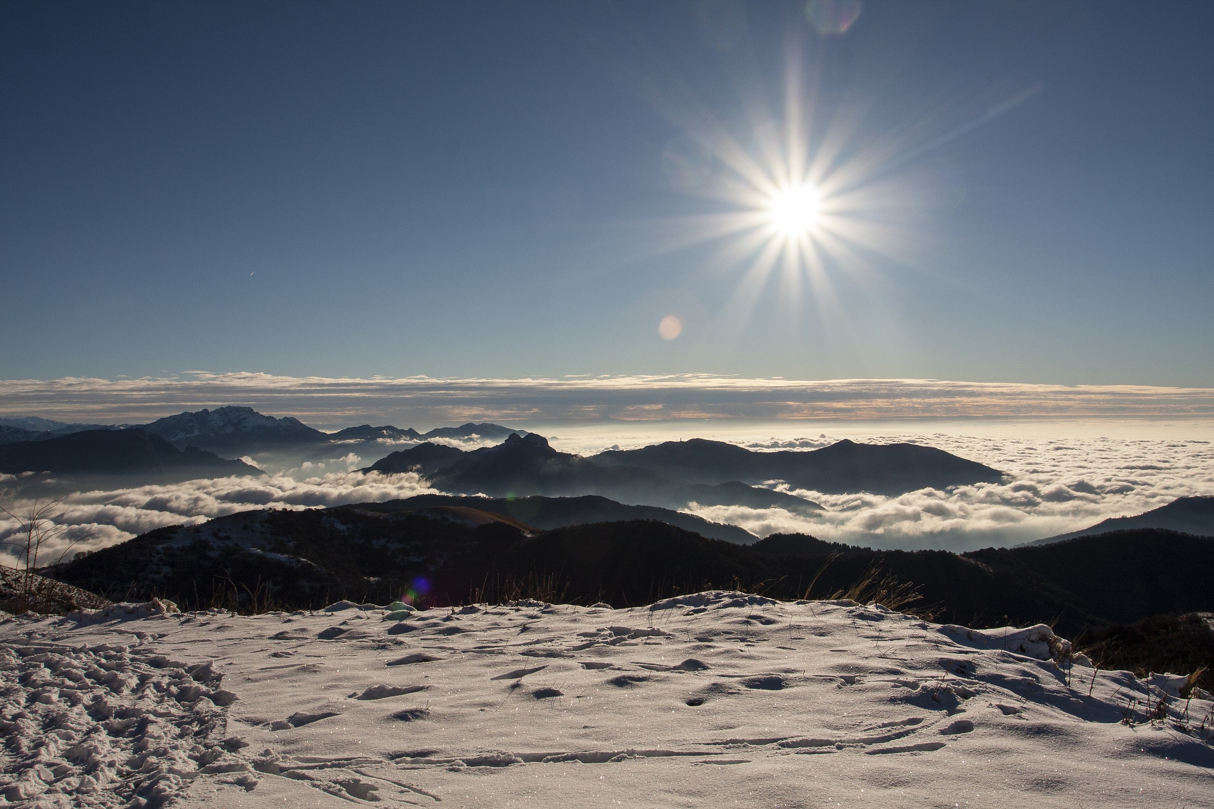 Sea of ??clouds from the summit of Monte San Primo