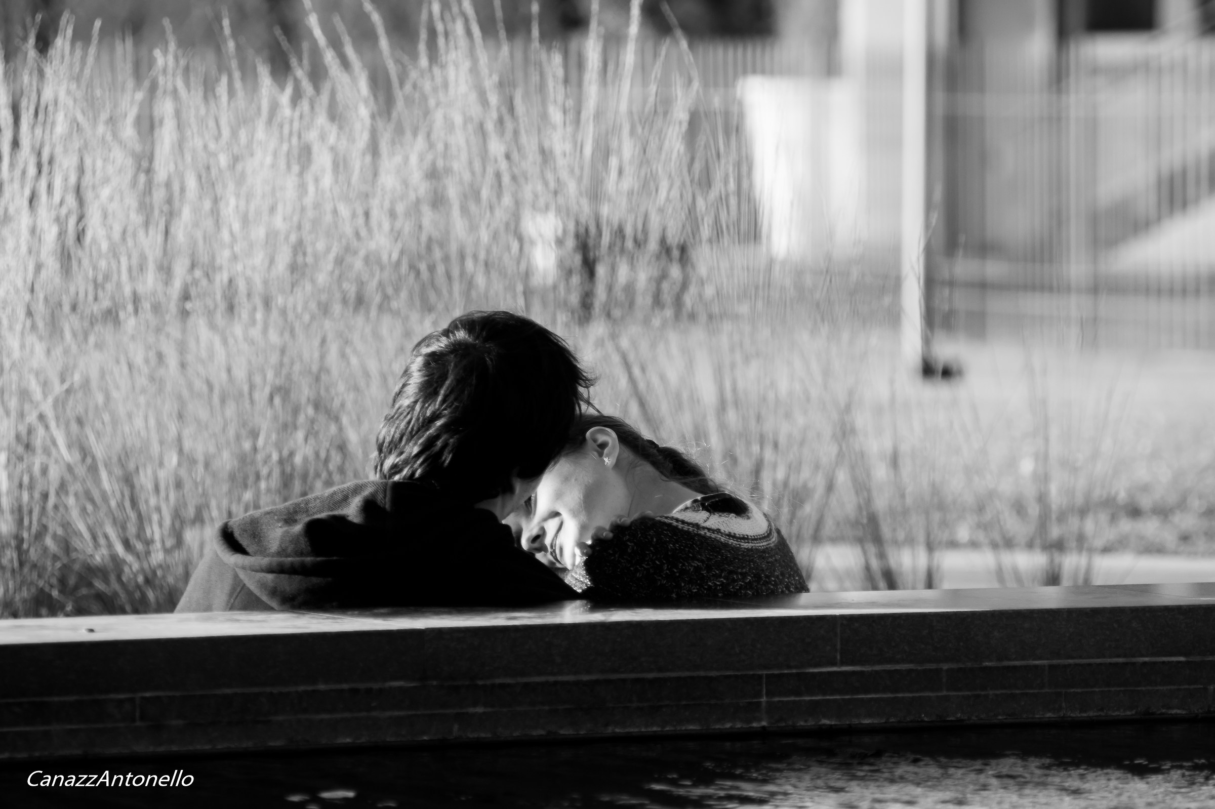 Lei e lui persi in loro stessi