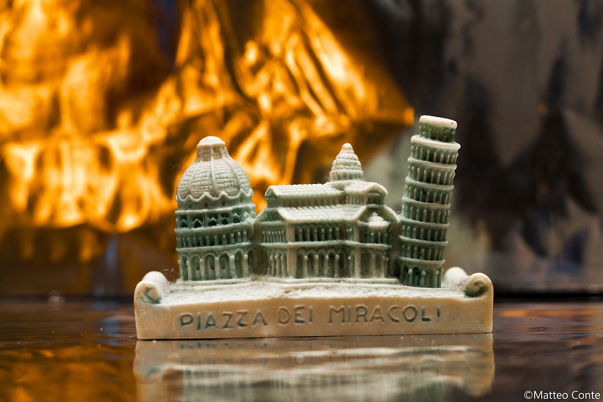 Piazza dei Miracoli in fiamme