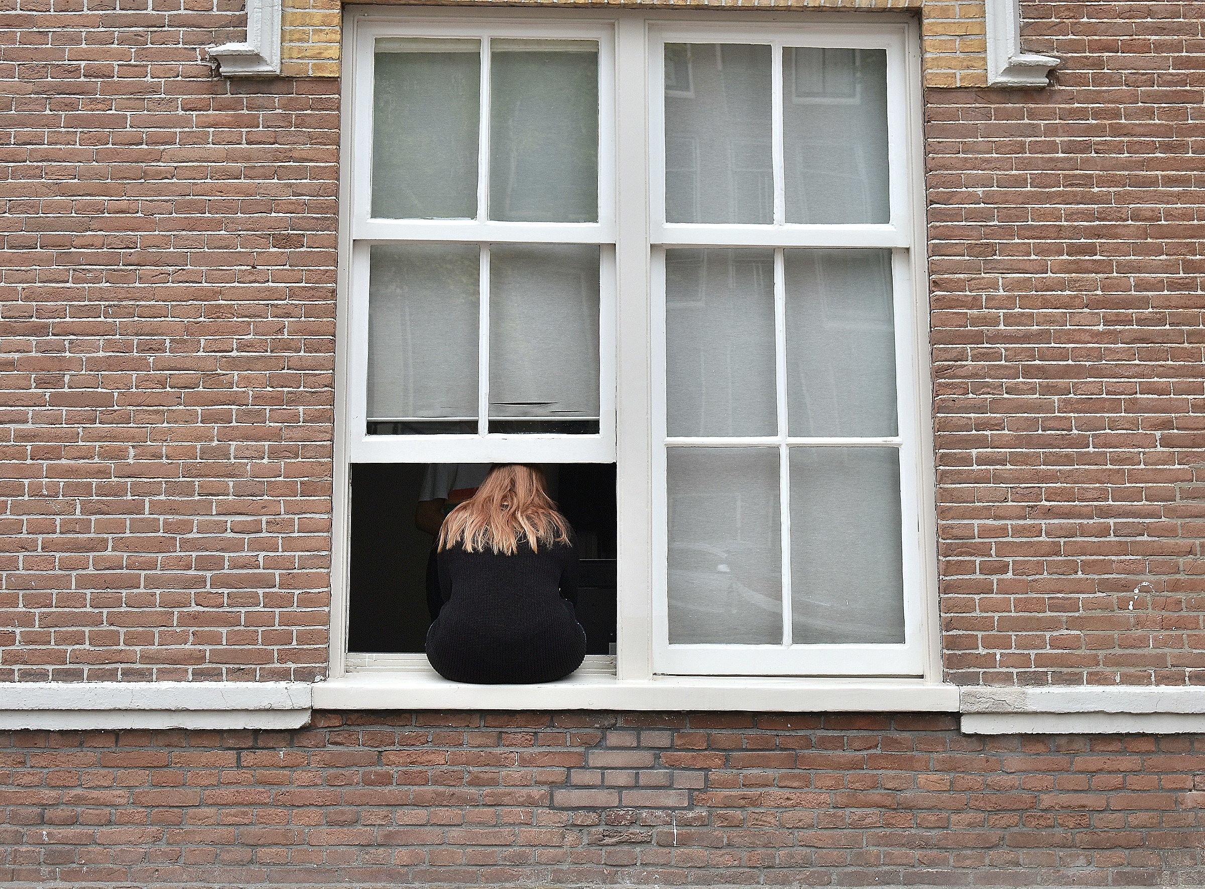 la ragazza nella finestra