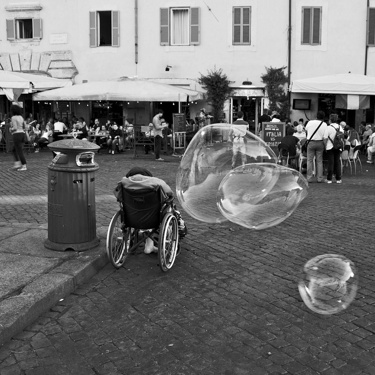 Soap bubbles indifferent