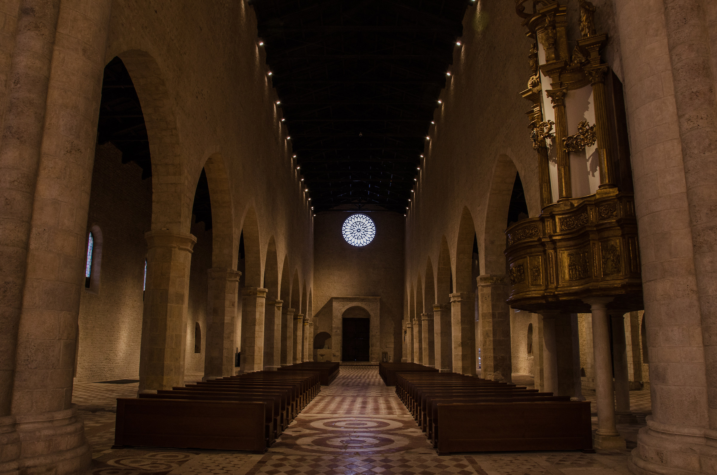 La navata centrale di Santa Maria di Collemaggio