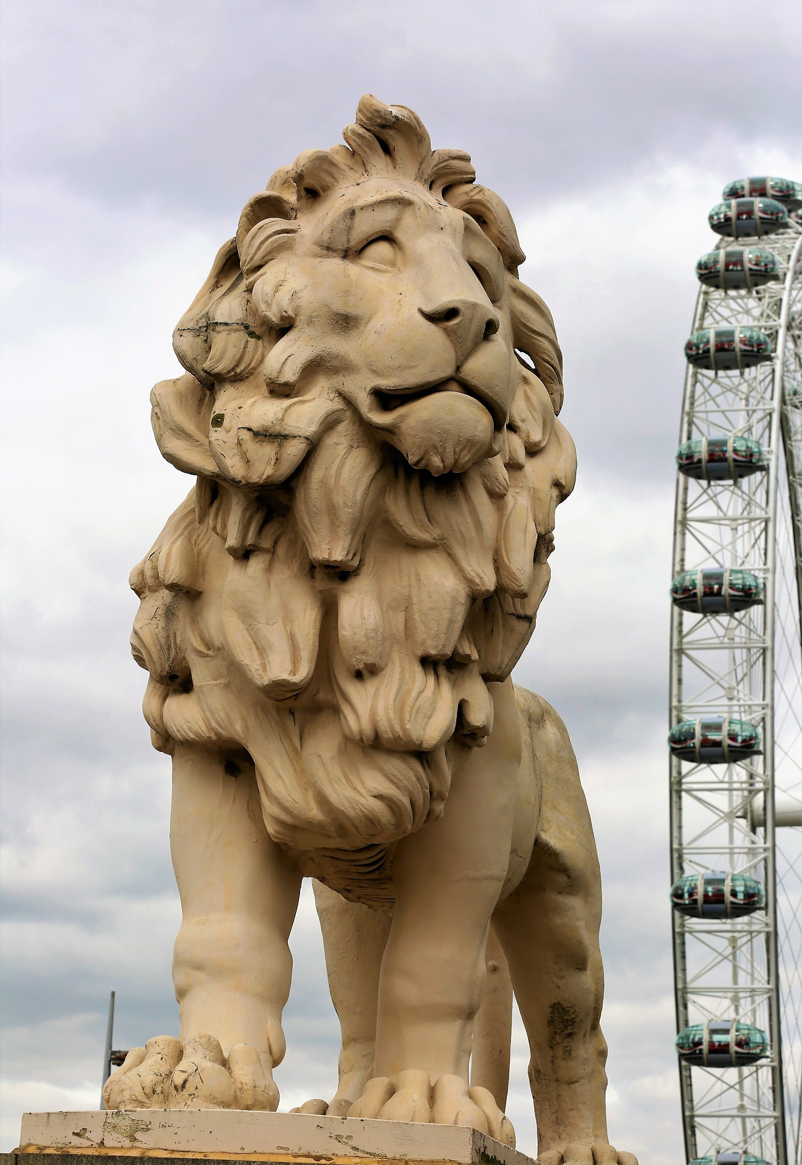 The Lion and the wheel