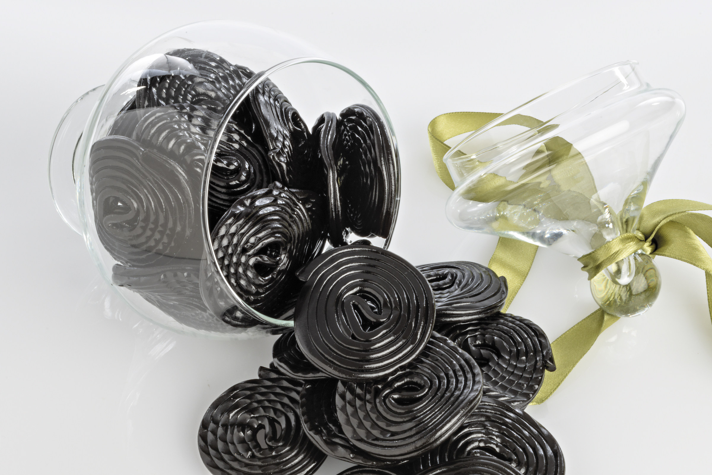 liquirizie rotelle in vaso di vetro rovesciato di lato