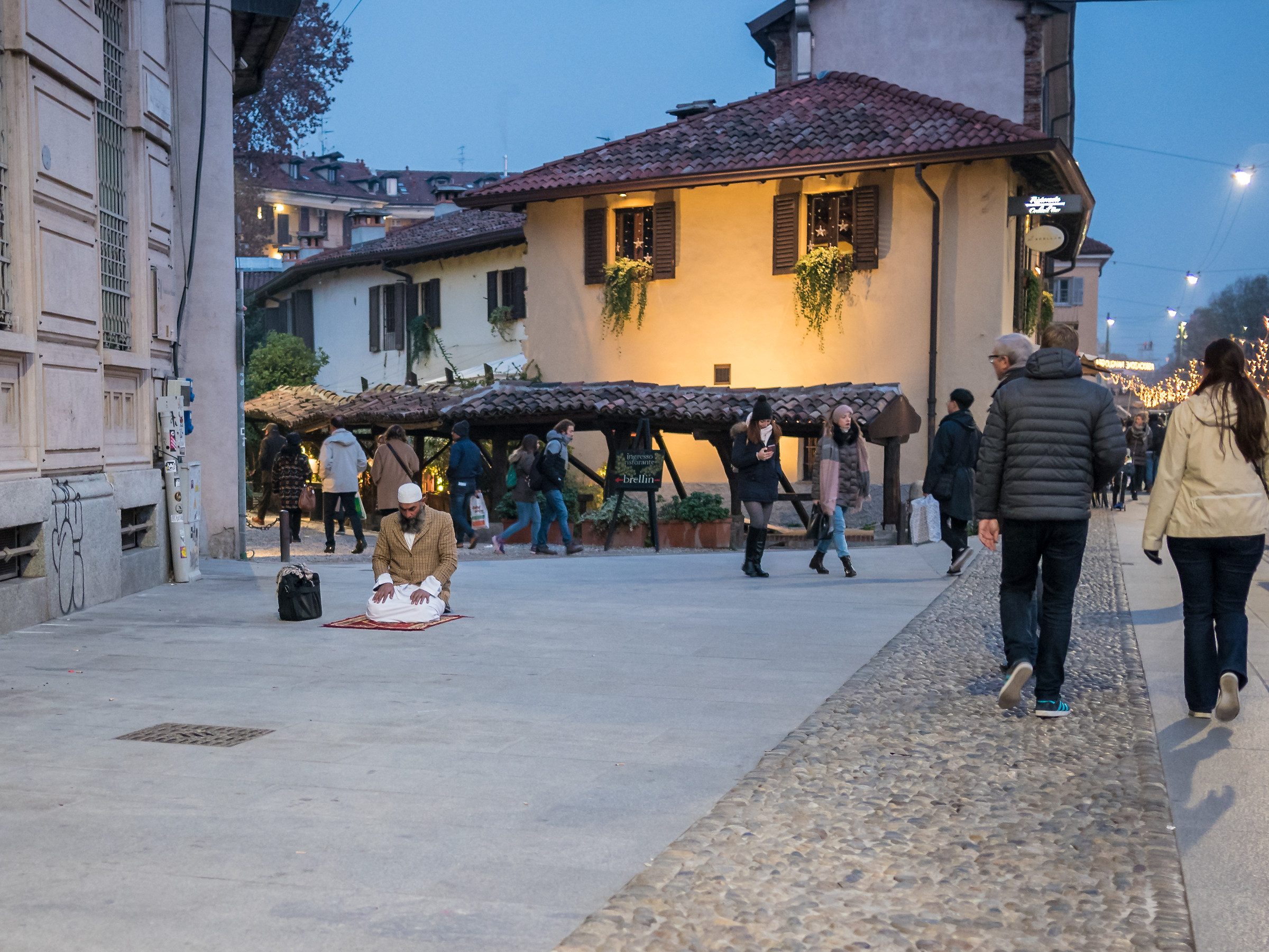 Pregando sul naviglio