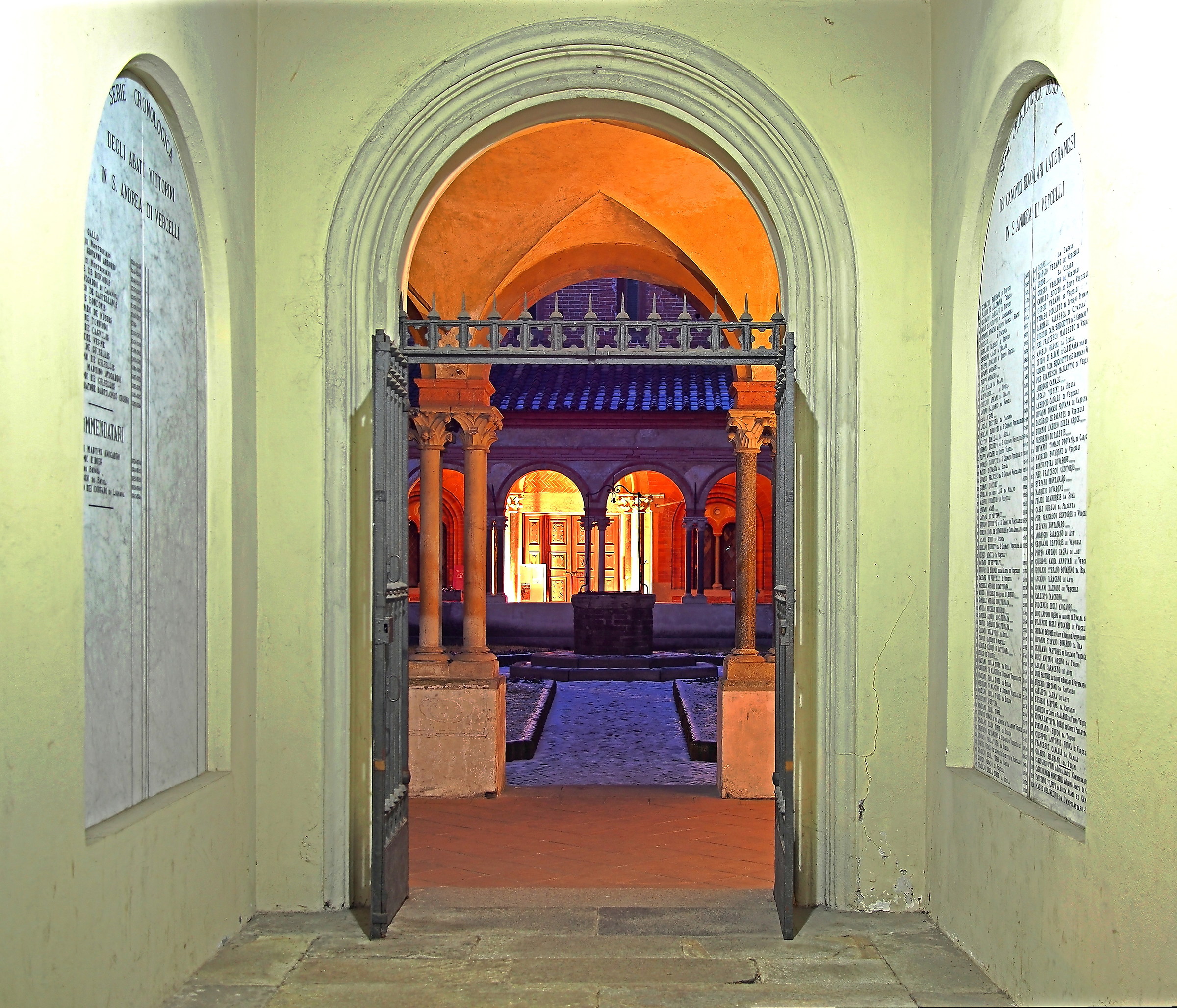 Di sera, nel chiostro