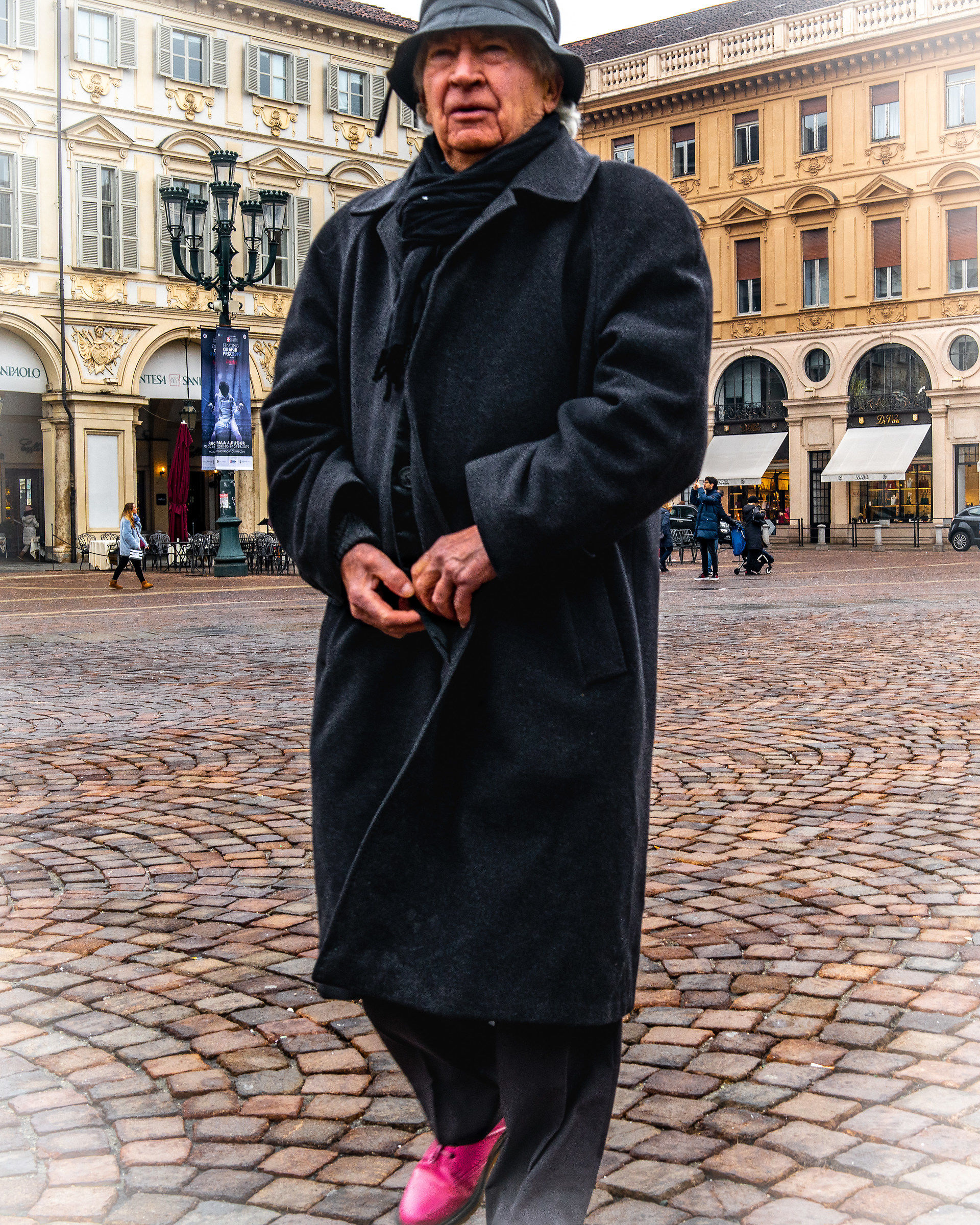 L'uomo con le scarpe rosse