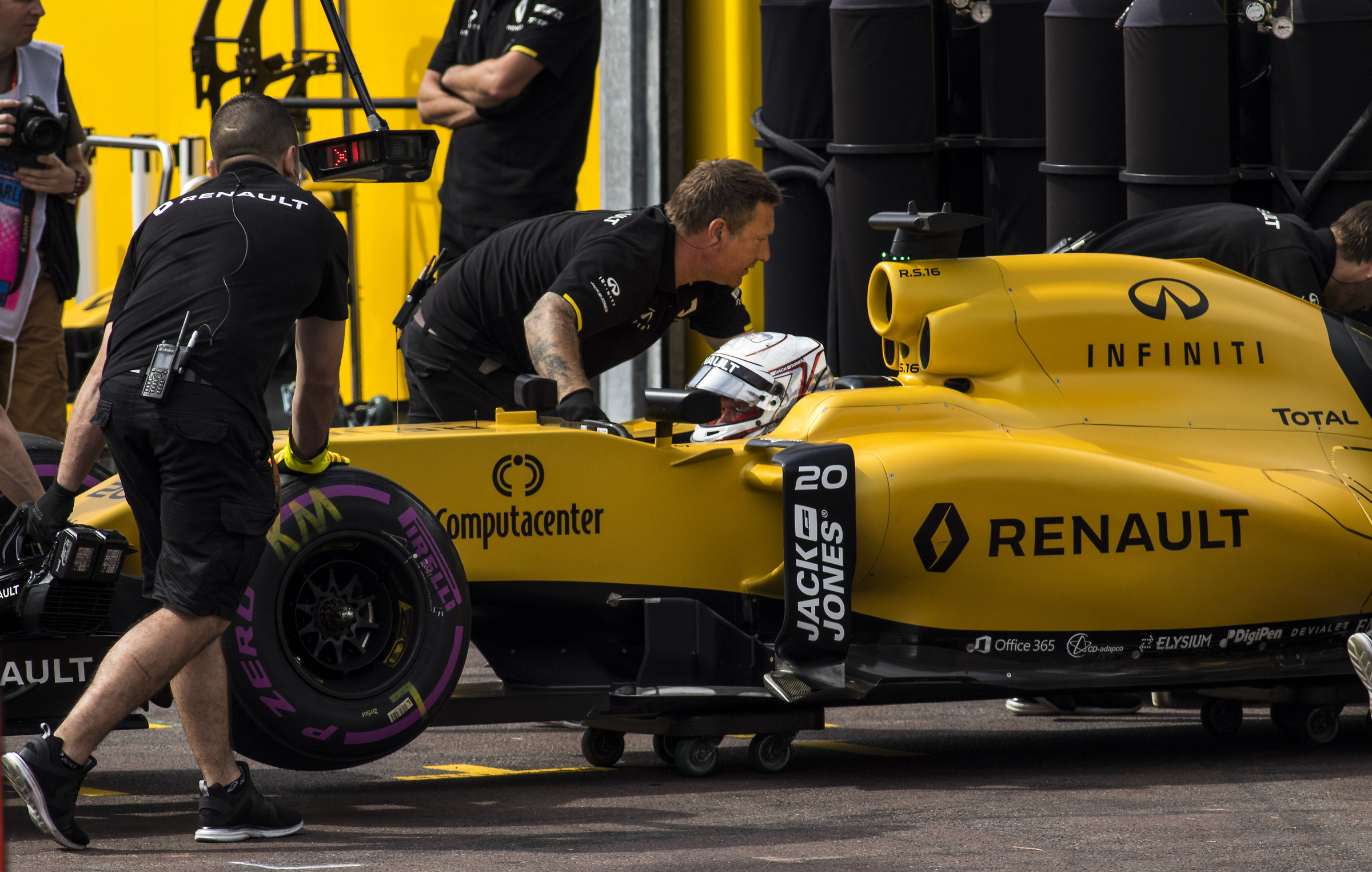 Monaco2015 Pit Stop Renault