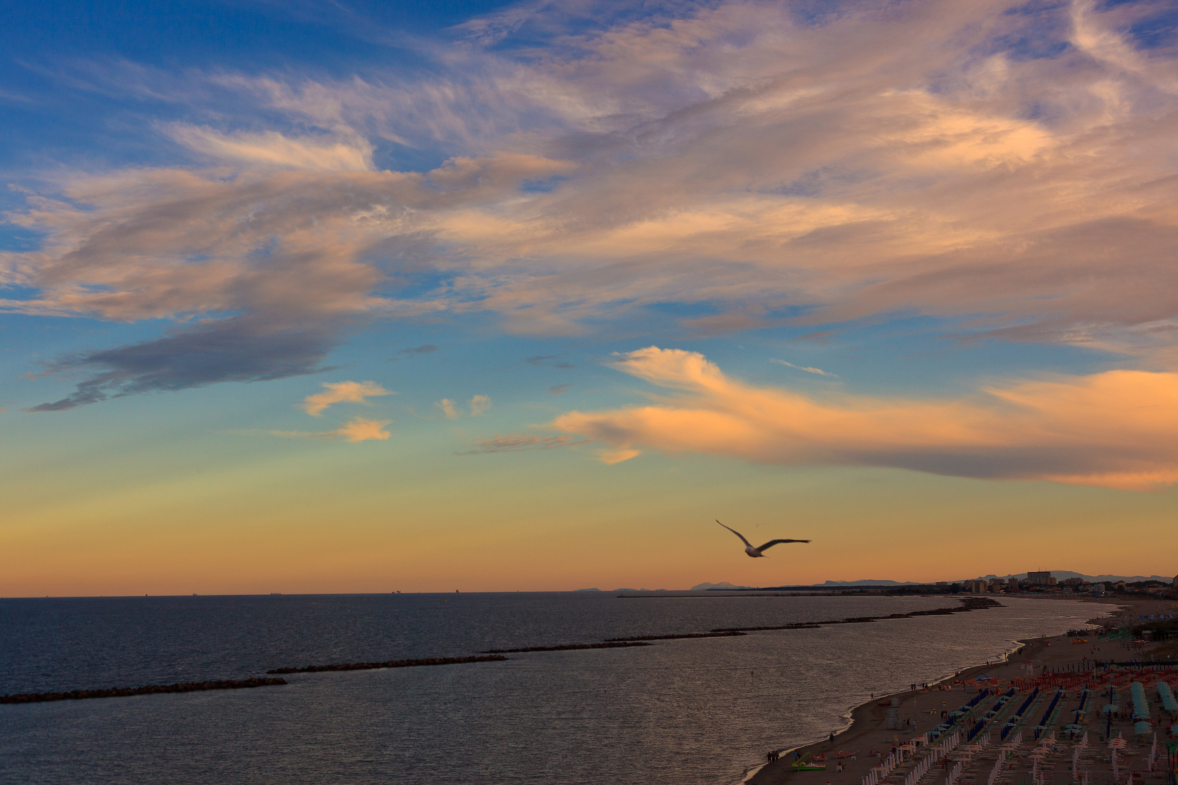 l'ora d'oro sul mare Adriatico dai Lidi di Comacchio