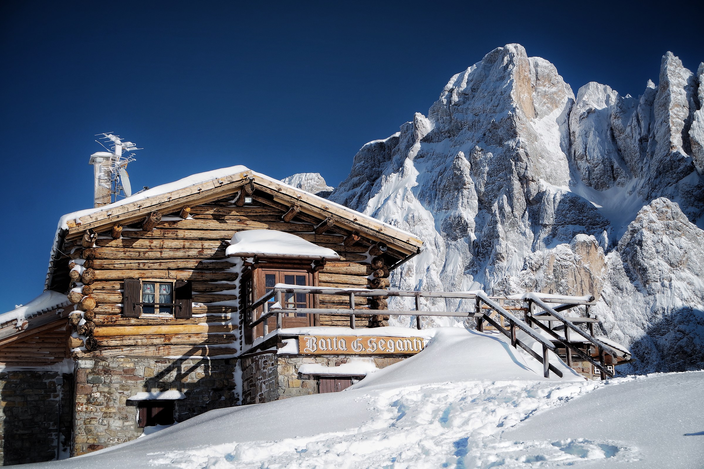 Tutto attorno silenzio...